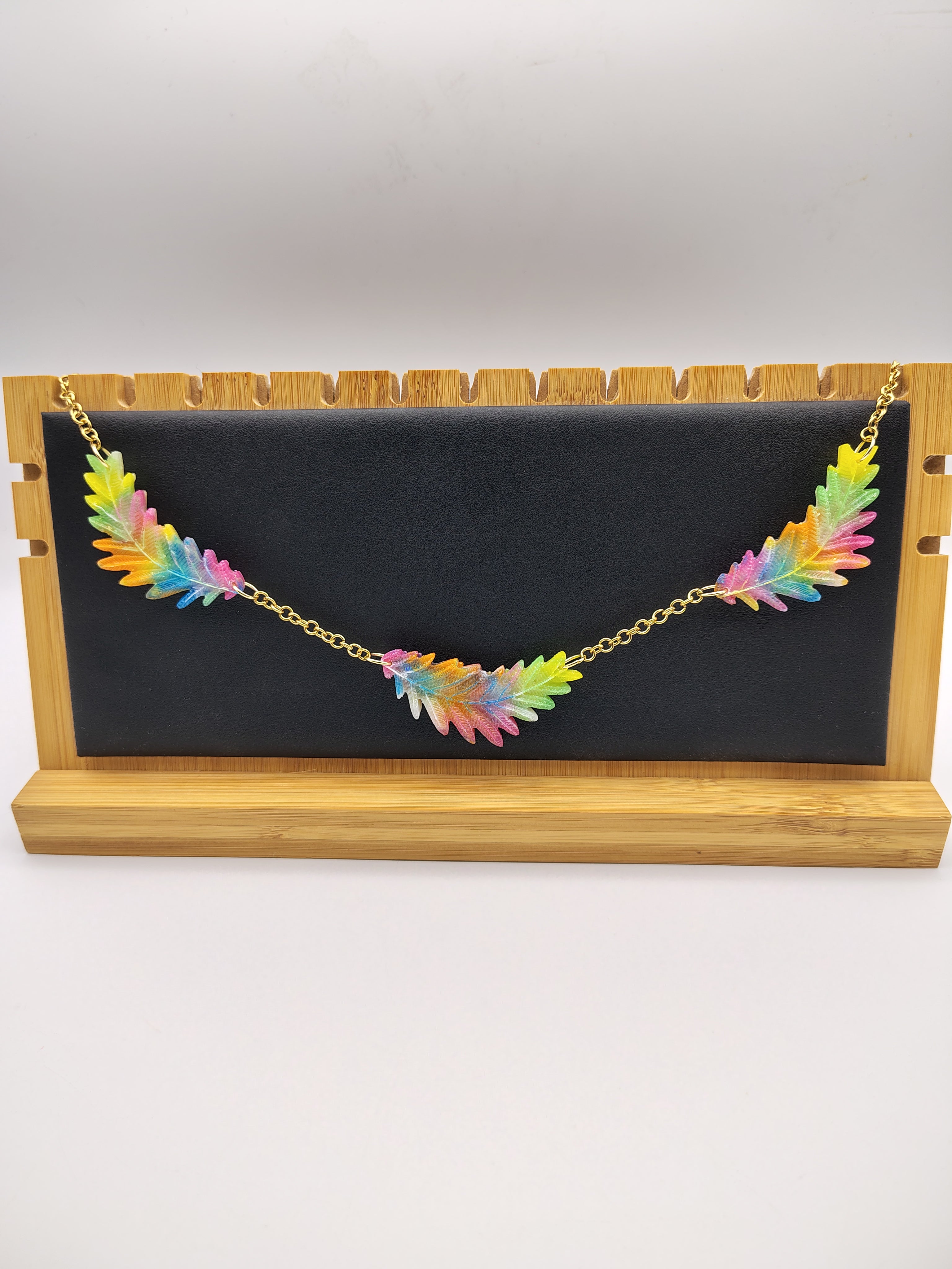 Collier Feuille en résine époxy fait main – Bijou nature artisanal