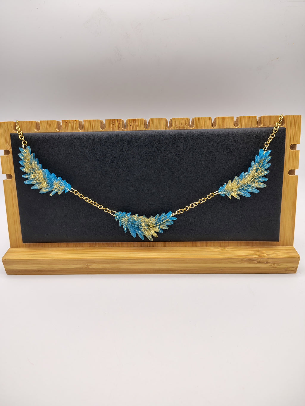 Collier Feuille en résine époxy fait main – Bijou nature artisanal