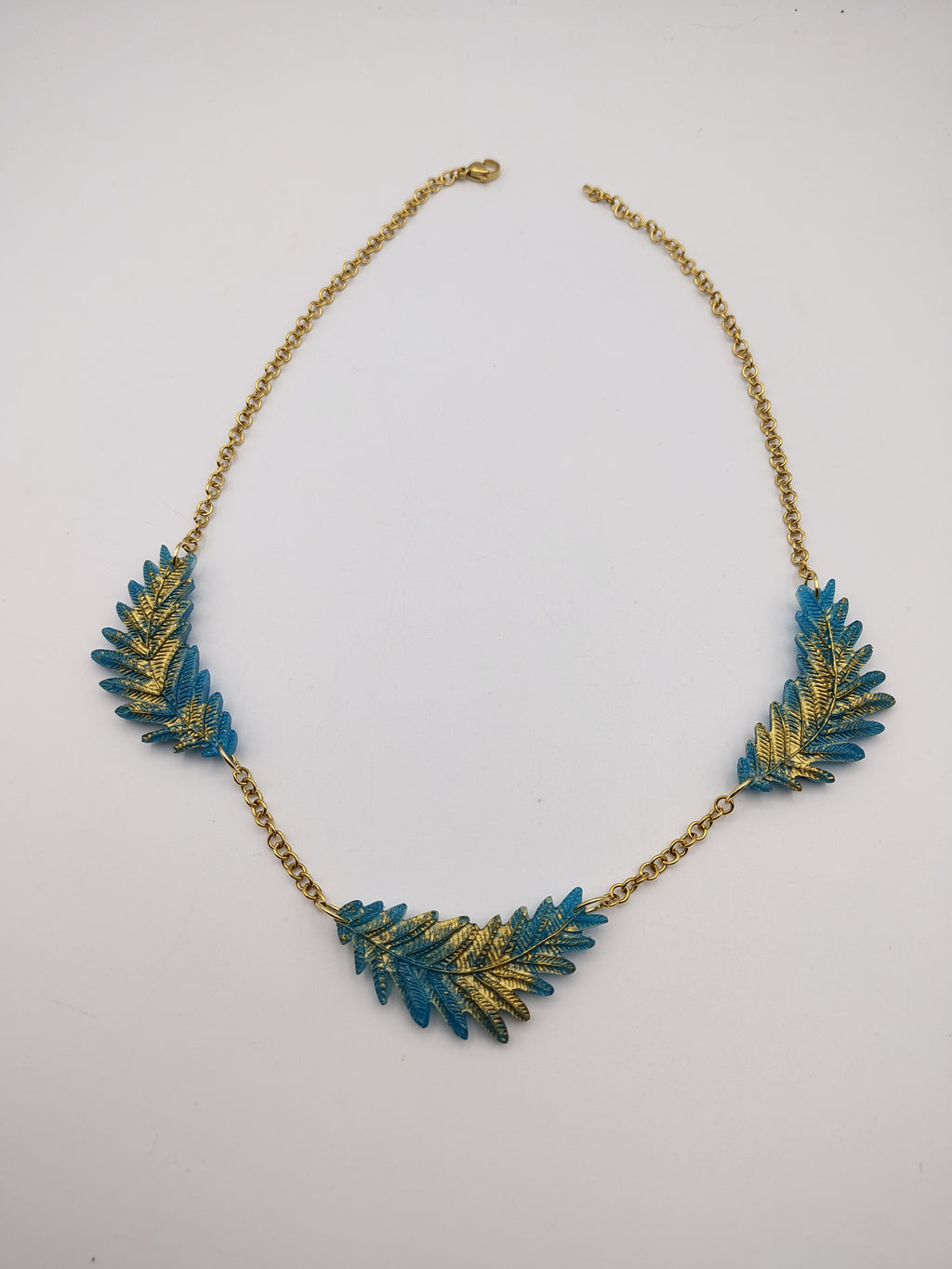 Collier Feuille en résine époxy fait main – Bijou nature artisanal
