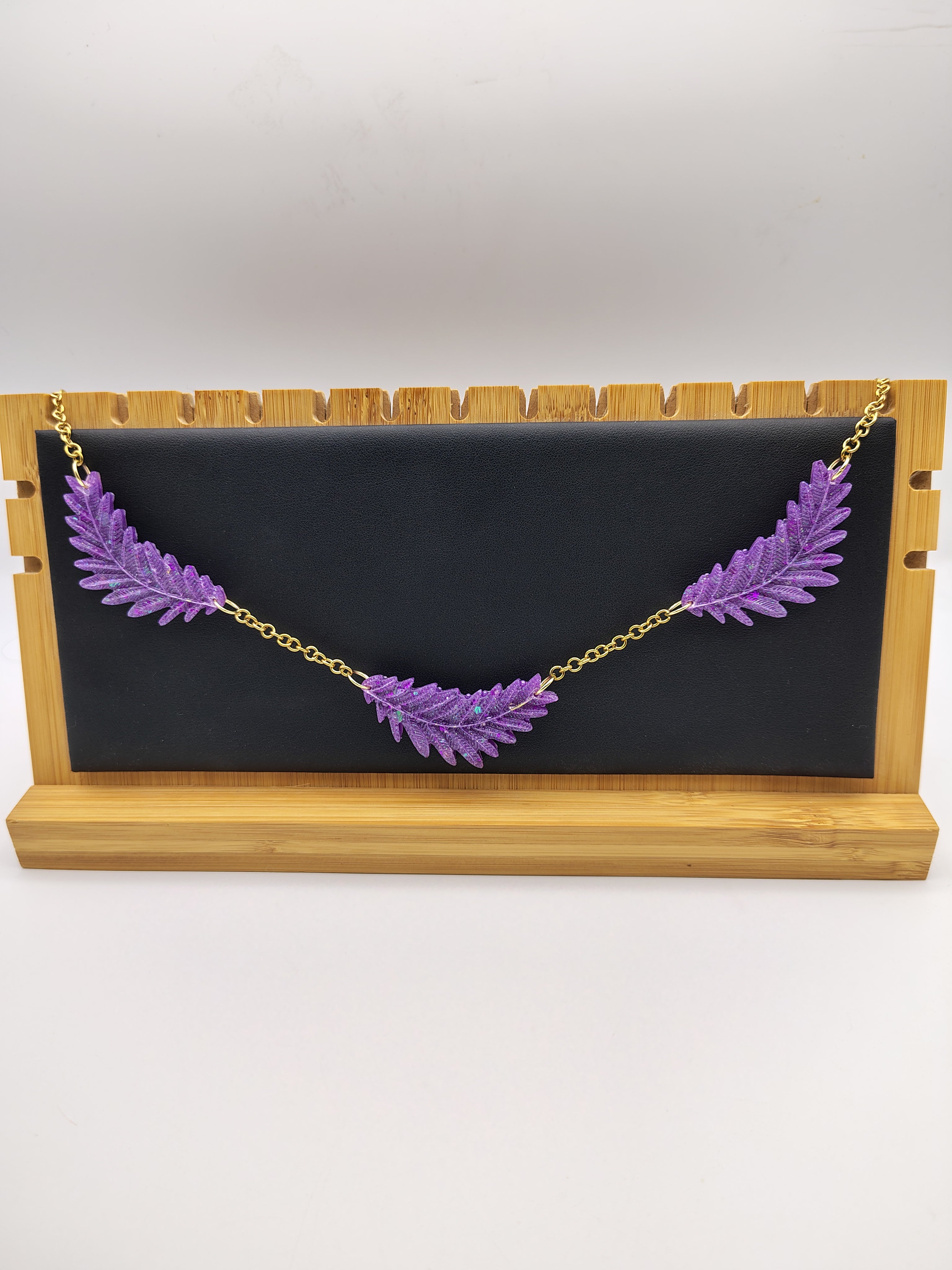 Collier Feuille en résine époxy fait main – Bijou nature artisanal