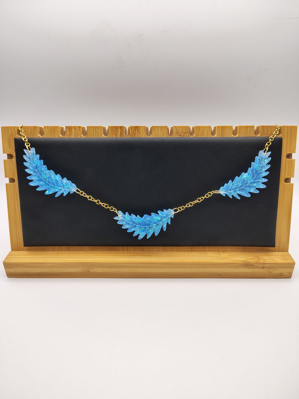 Collier Feuille en résine époxy fait main – Bijou nature artisanal