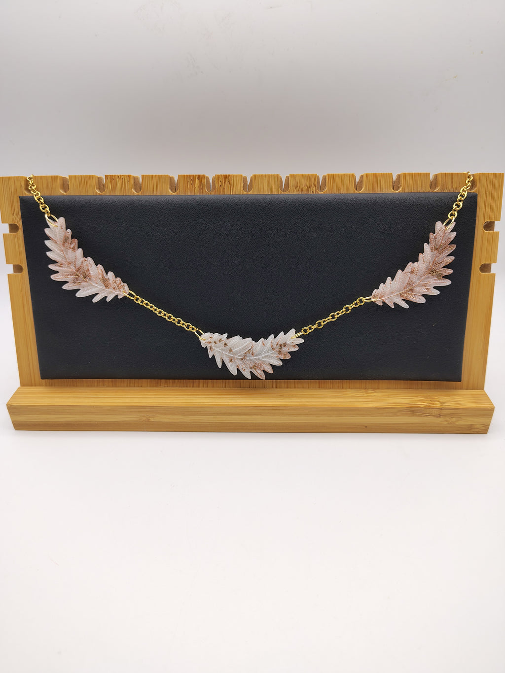 Collier Feuille en résine époxy fait main – Bijou nature artisanal