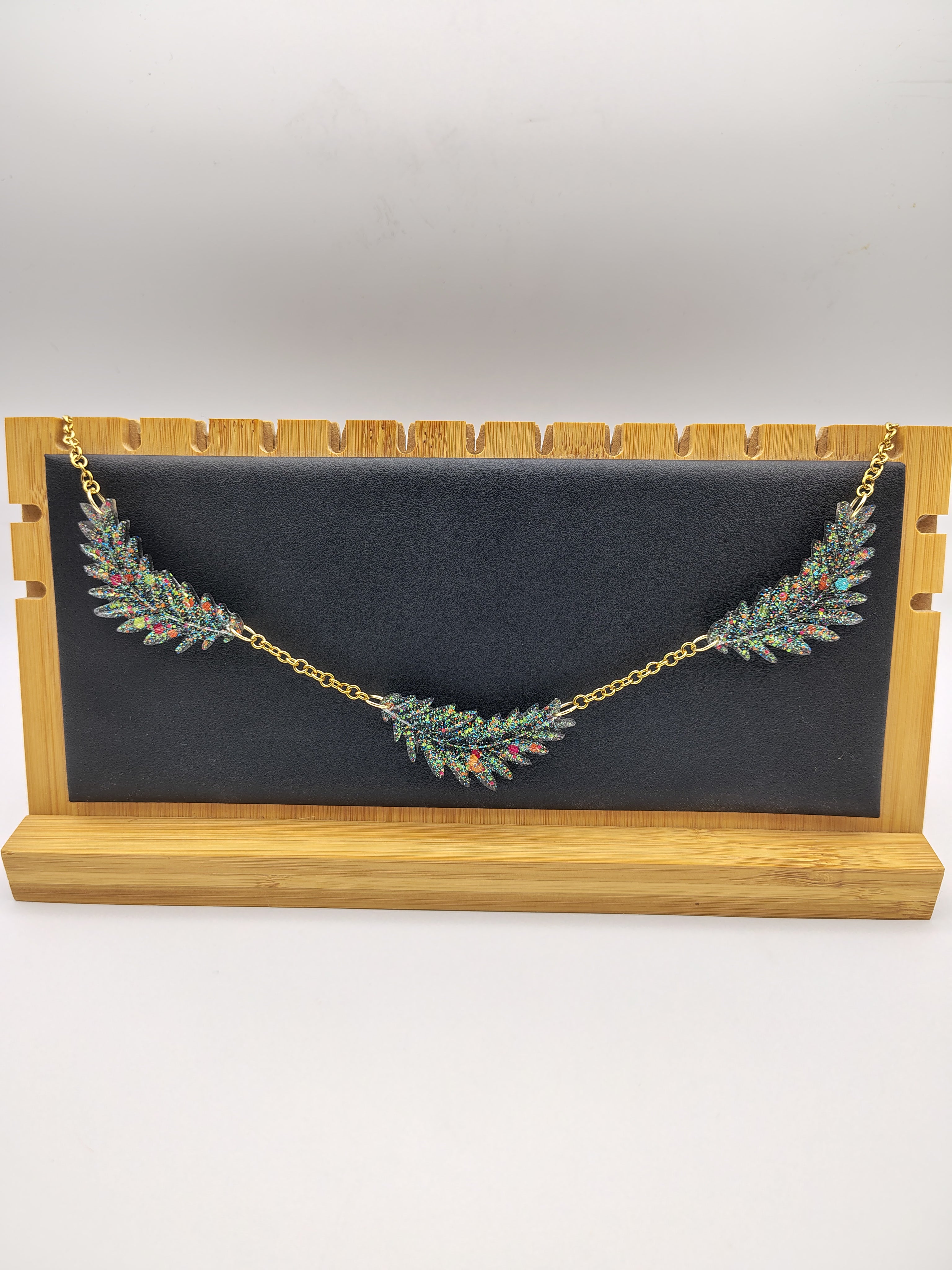 Collier Feuille en résine époxy fait main – Bijou nature artisanal