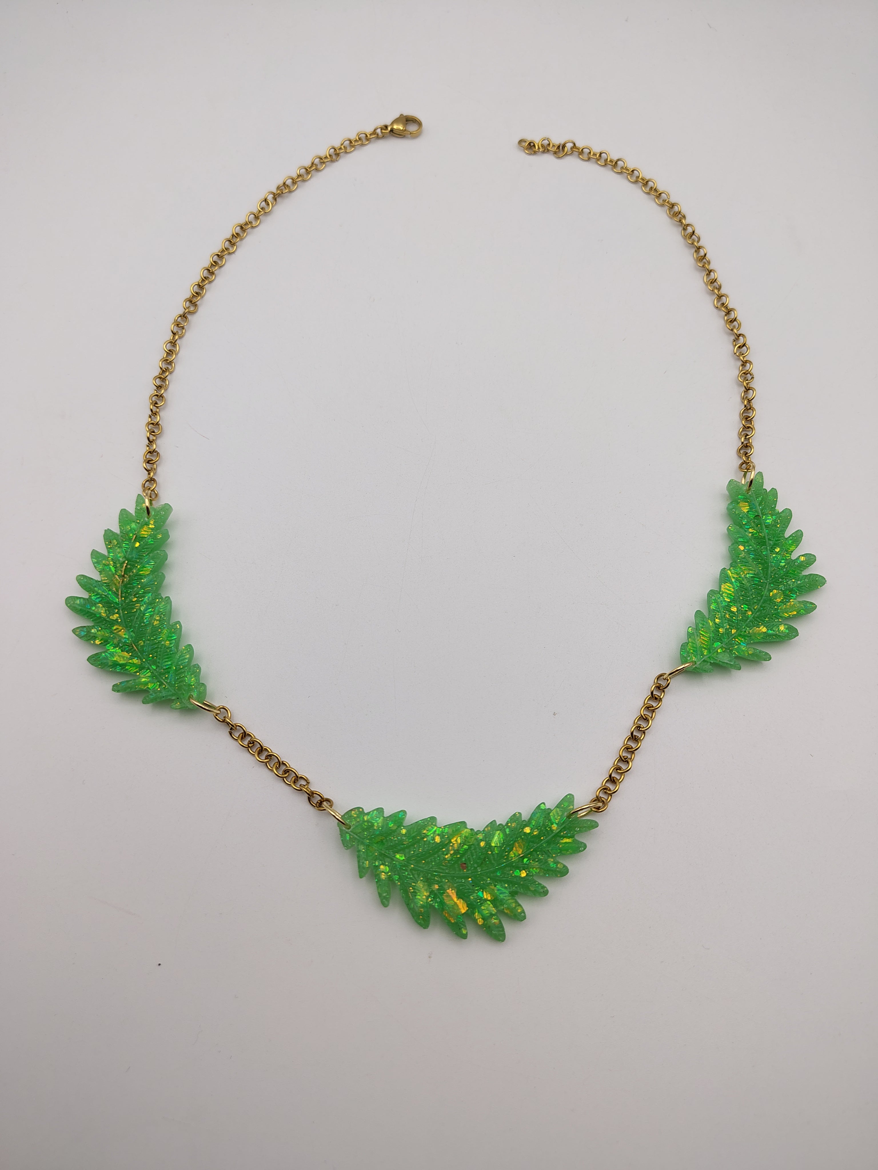 Collier Feuille en résine époxy fait main – Bijou nature artisanal