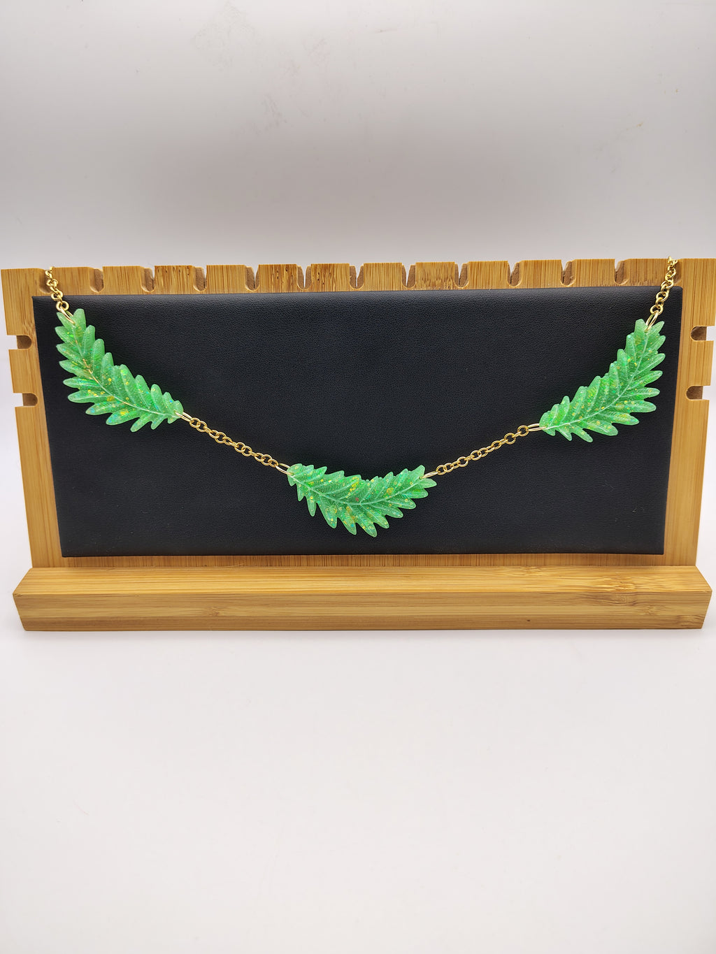 Collier Feuille en résine époxy fait main – Bijou nature artisanal