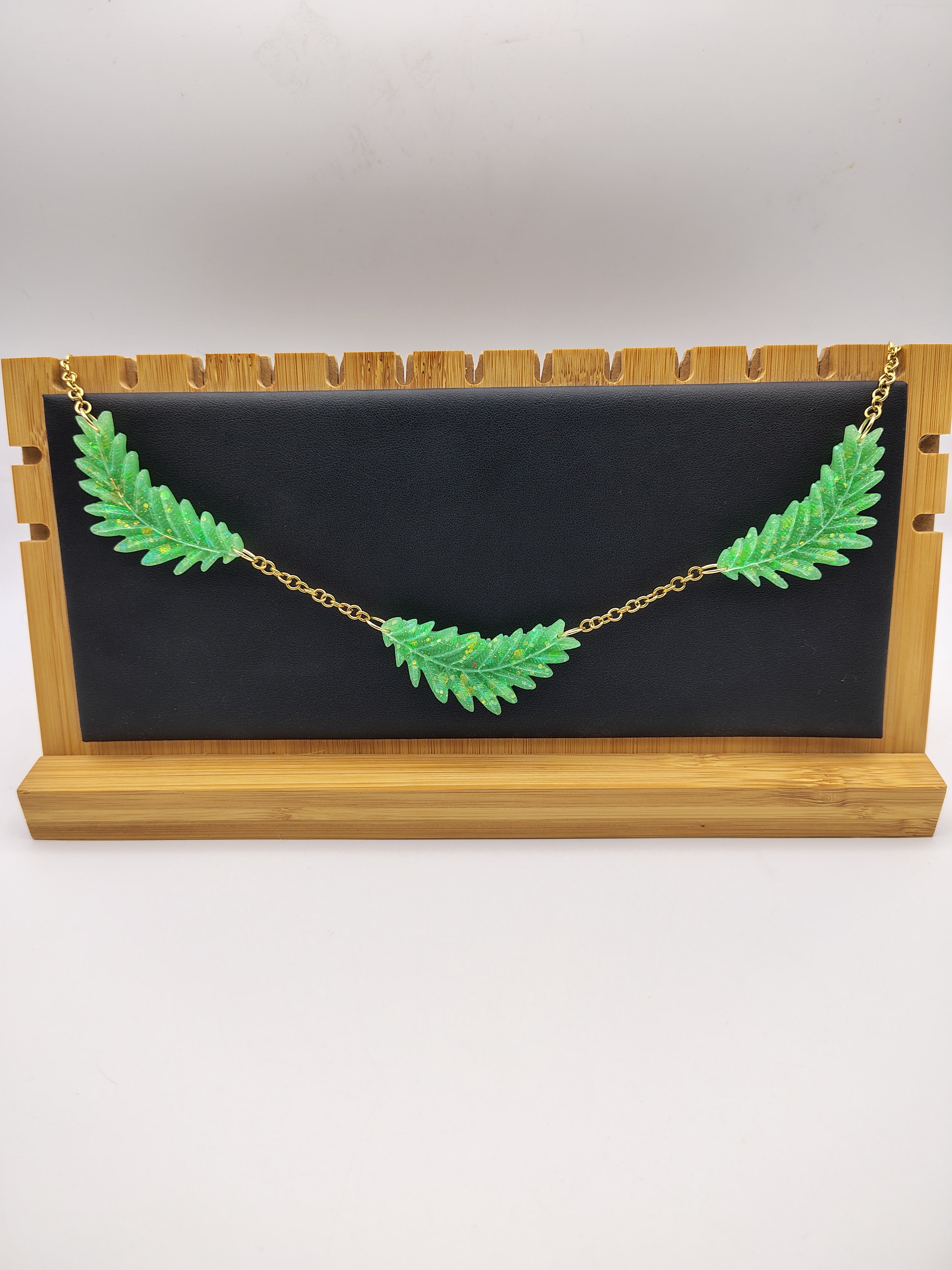 Collier Feuille en résine époxy fait main – Bijou nature artisanal