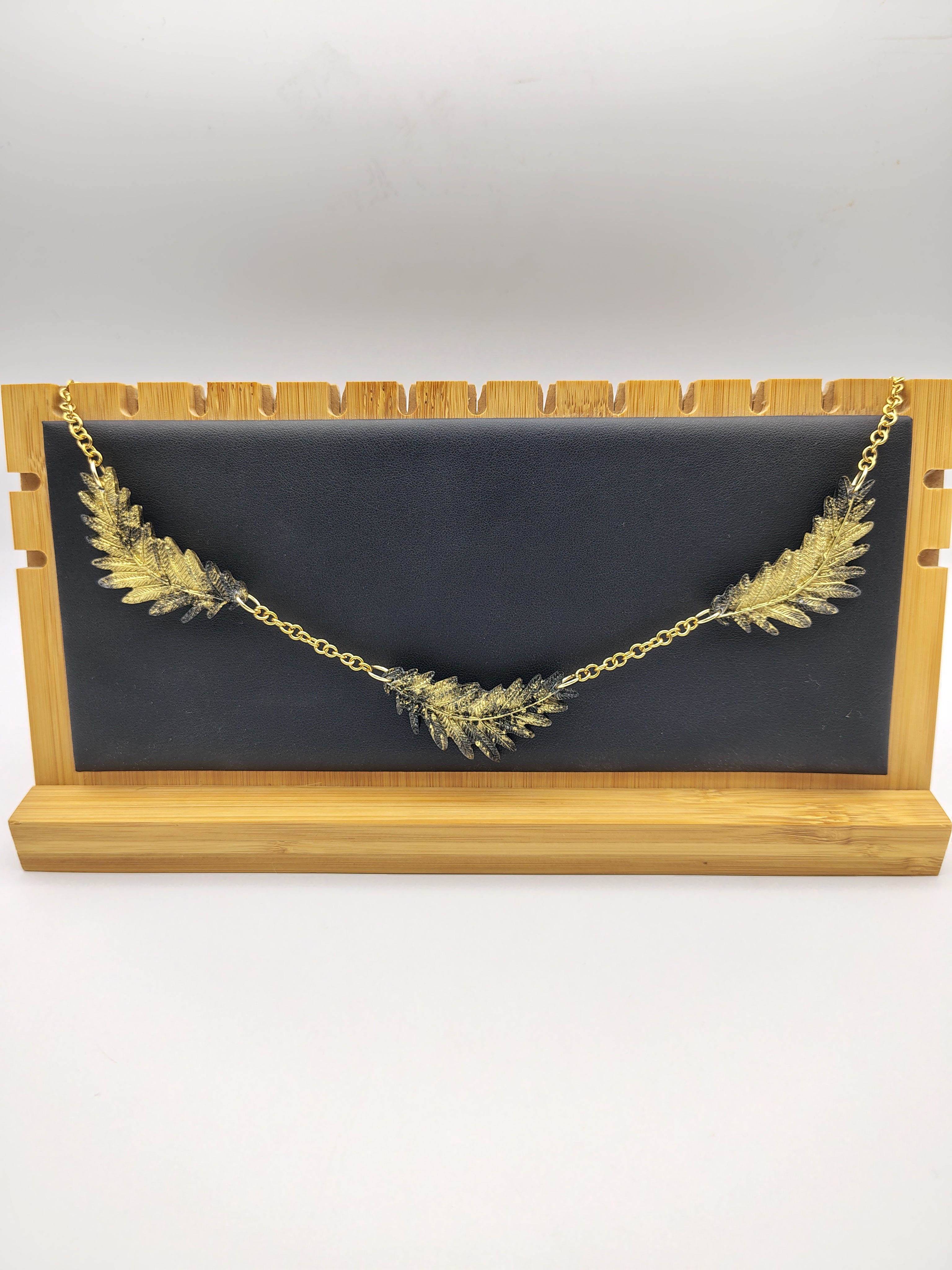 Collier Feuille en résine époxy fait main – Bijou nature artisanal