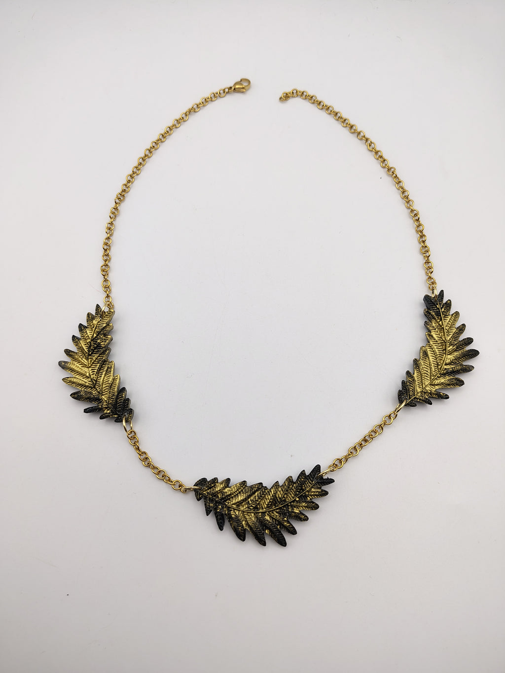 Collier Feuille en résine époxy fait main – Bijou nature artisanal