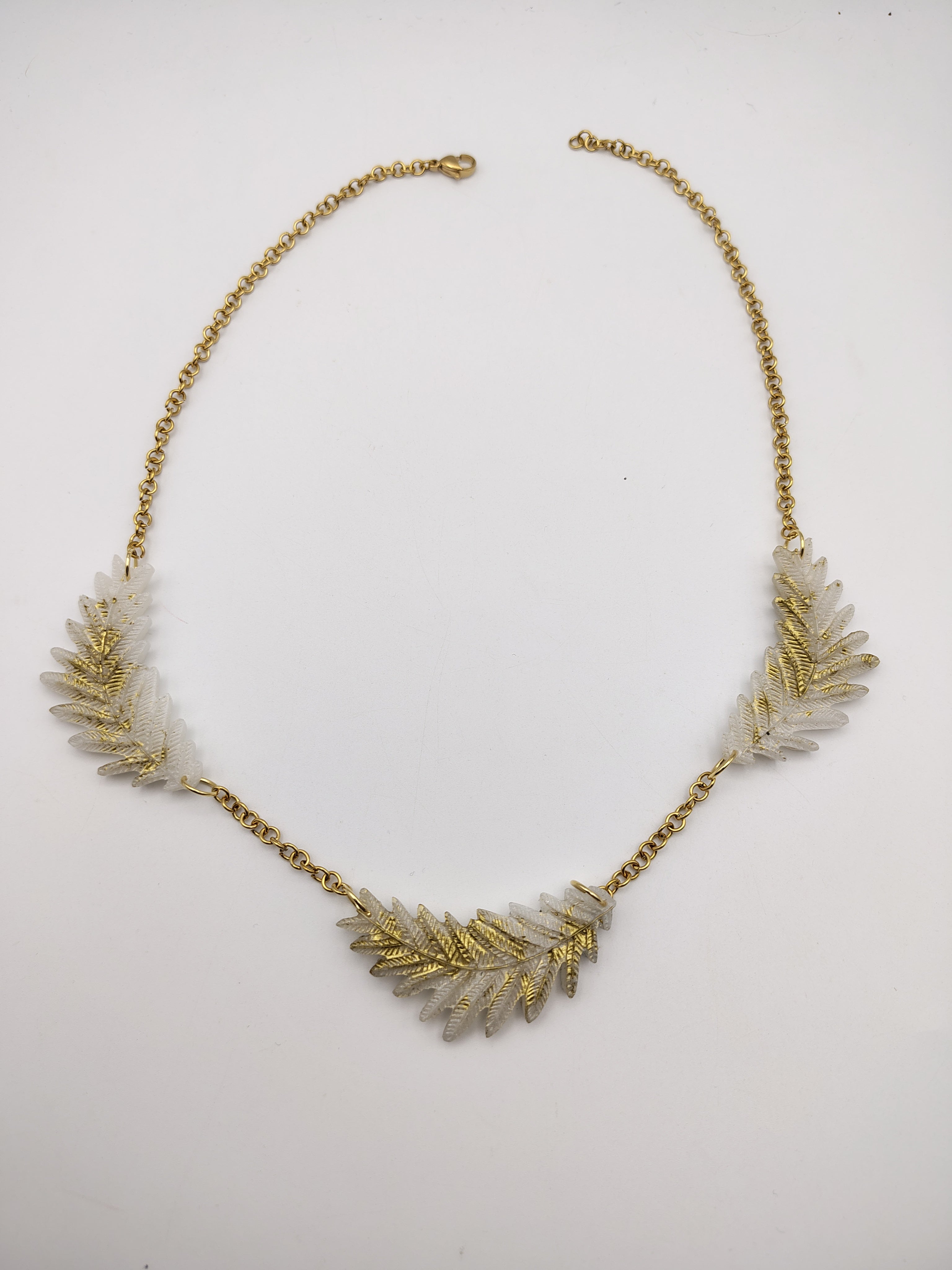 Collier Feuille en résine époxy fait main – Bijou nature artisanal