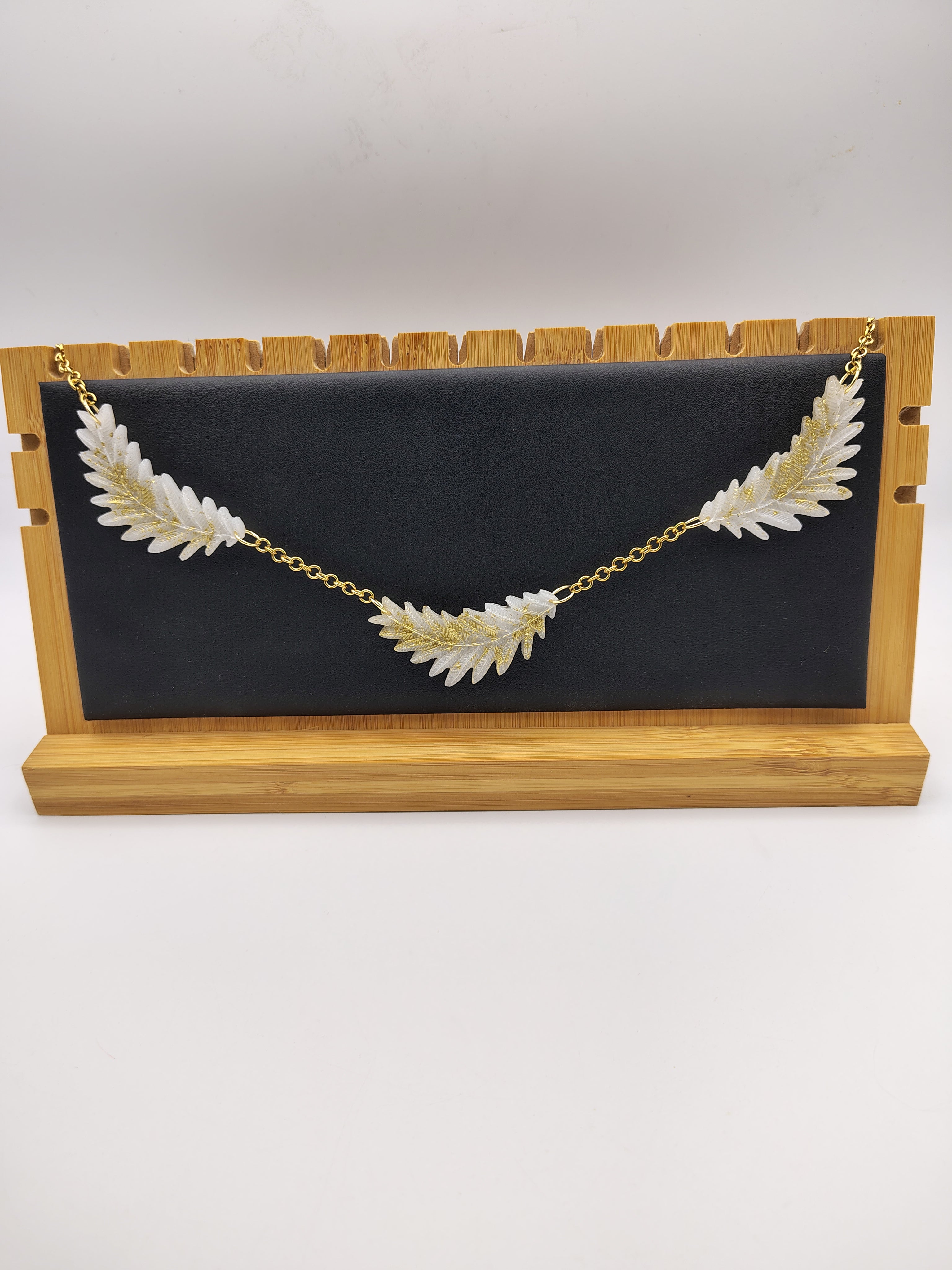 Collier Feuille en résine époxy fait main – Bijou nature artisanal