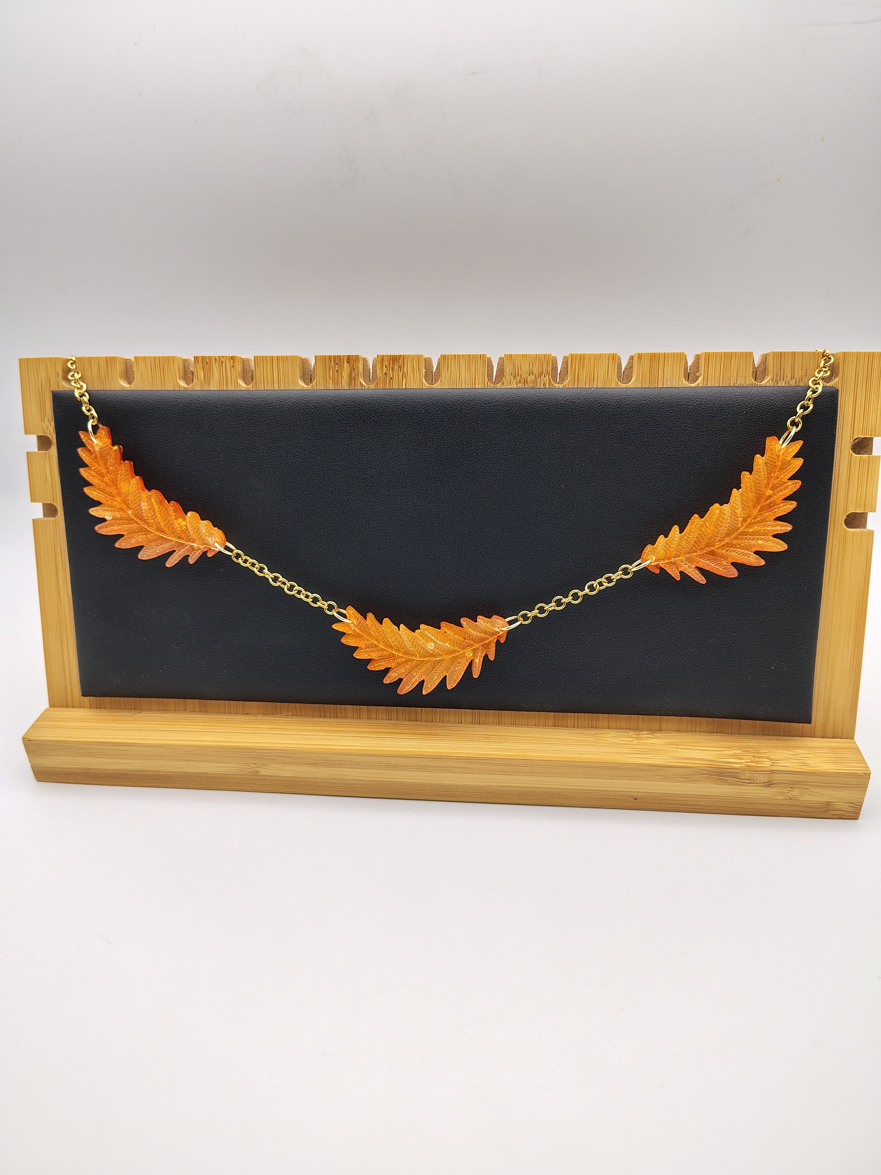 Collier Feuille en résine époxy fait main – Bijou nature artisanal