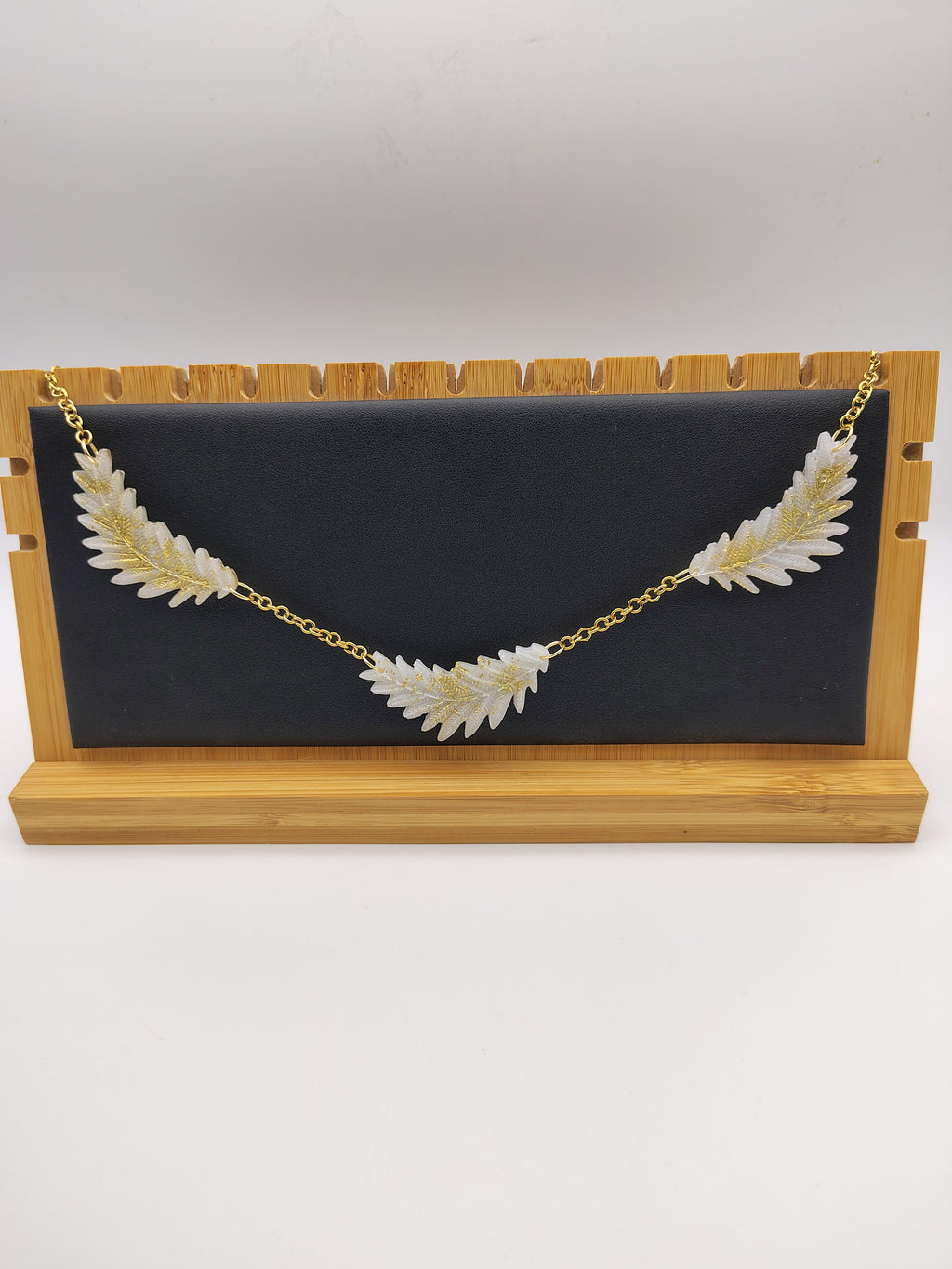 Collier Feuille en résine époxy fait main – Bijou nature artisanal