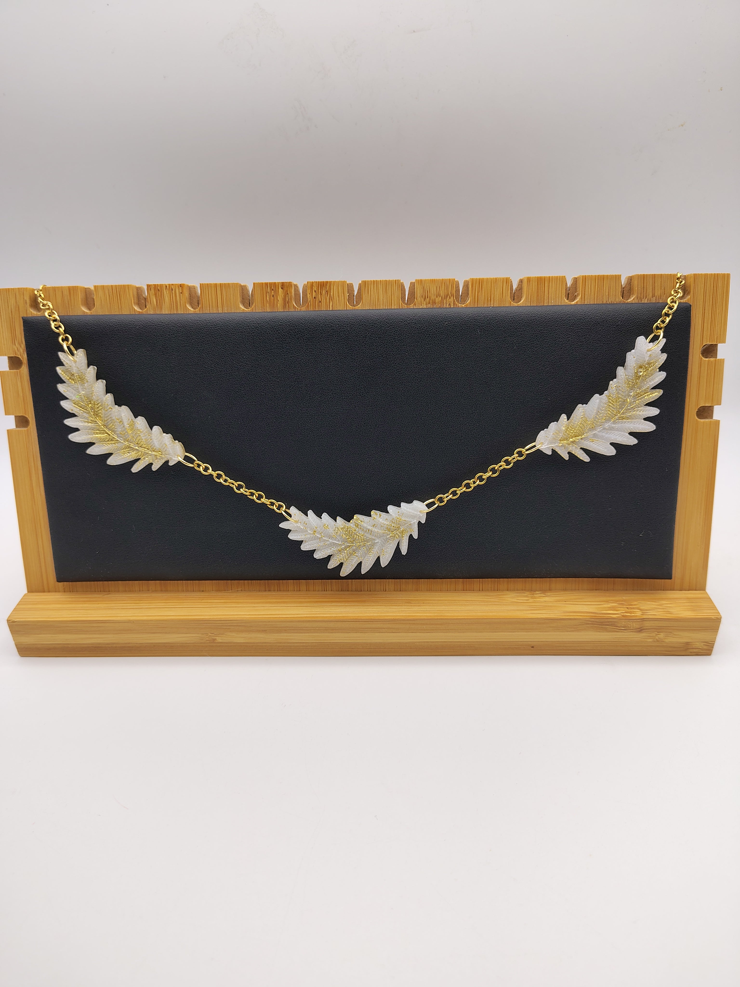 Collier Feuille en résine époxy fait main – Bijou nature artisanal