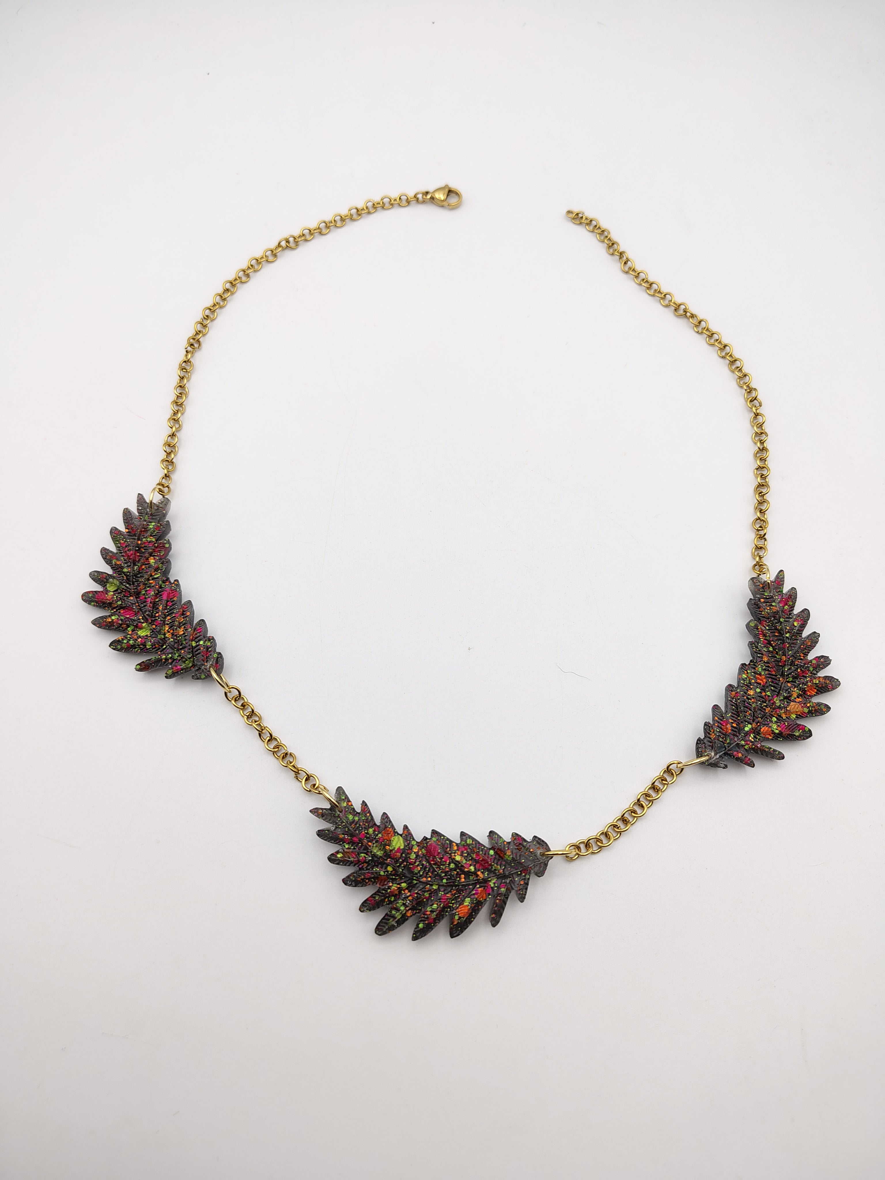 Collier Feuille en résine époxy fait main – Bijou nature artisanal
