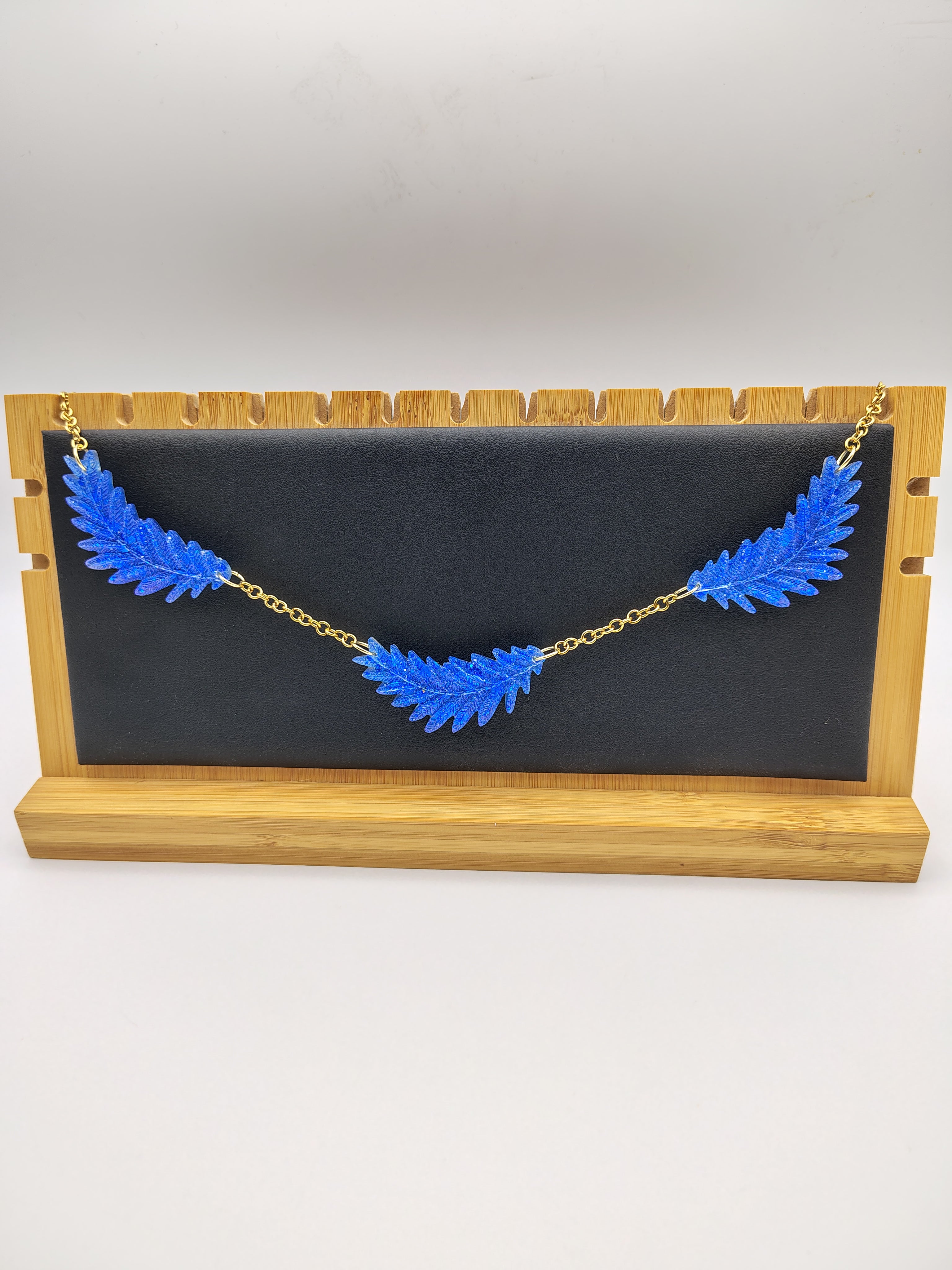 Collier Feuille en résine époxy fait main – Bijou nature artisanal