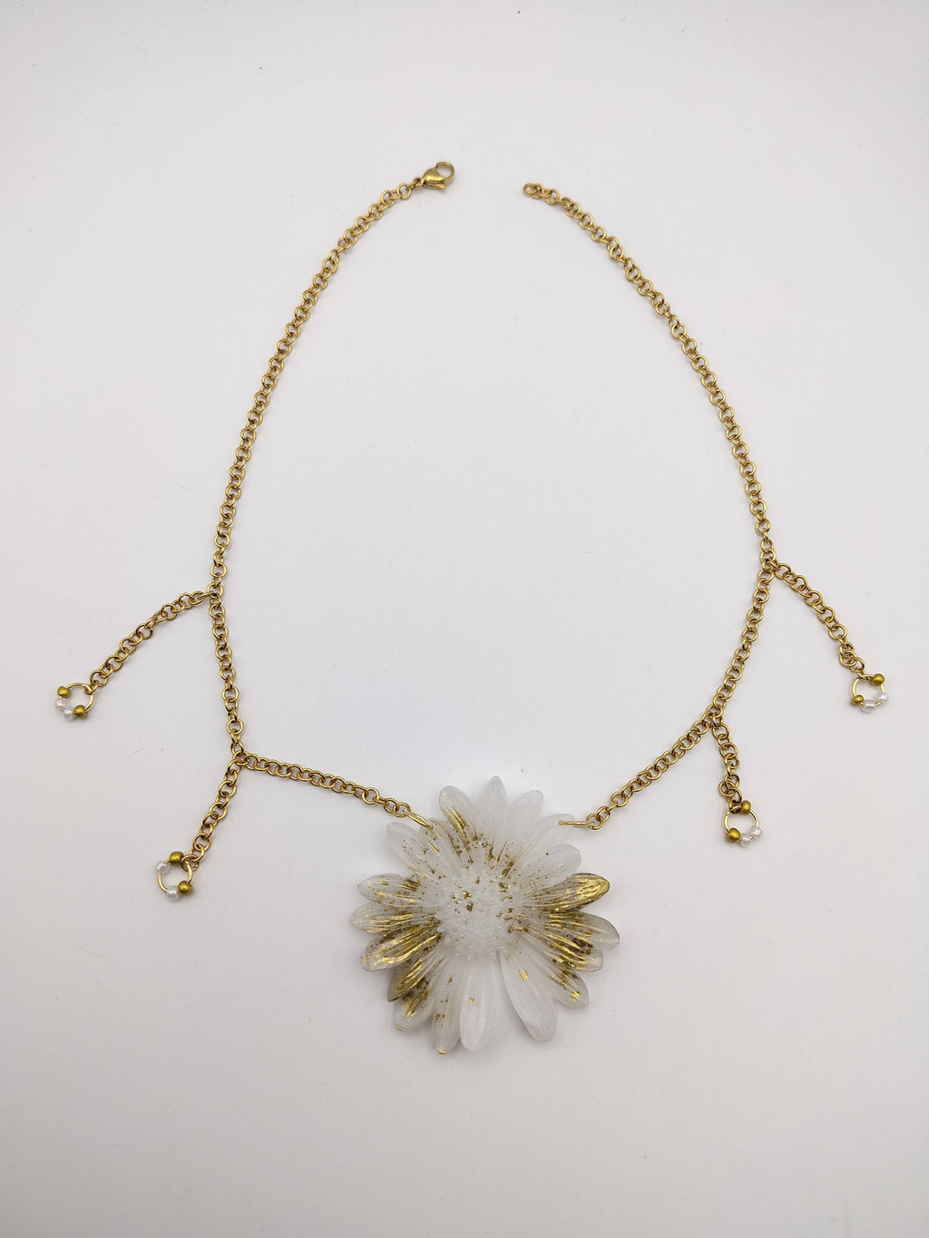 Collier Fleur en résine époxy fait main – Bijou floral artisanal