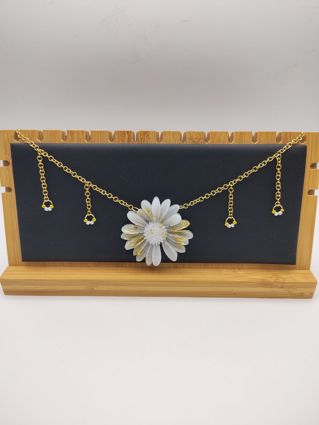 Collier Fleur en résine époxy fait main – Bijou floral artisanal