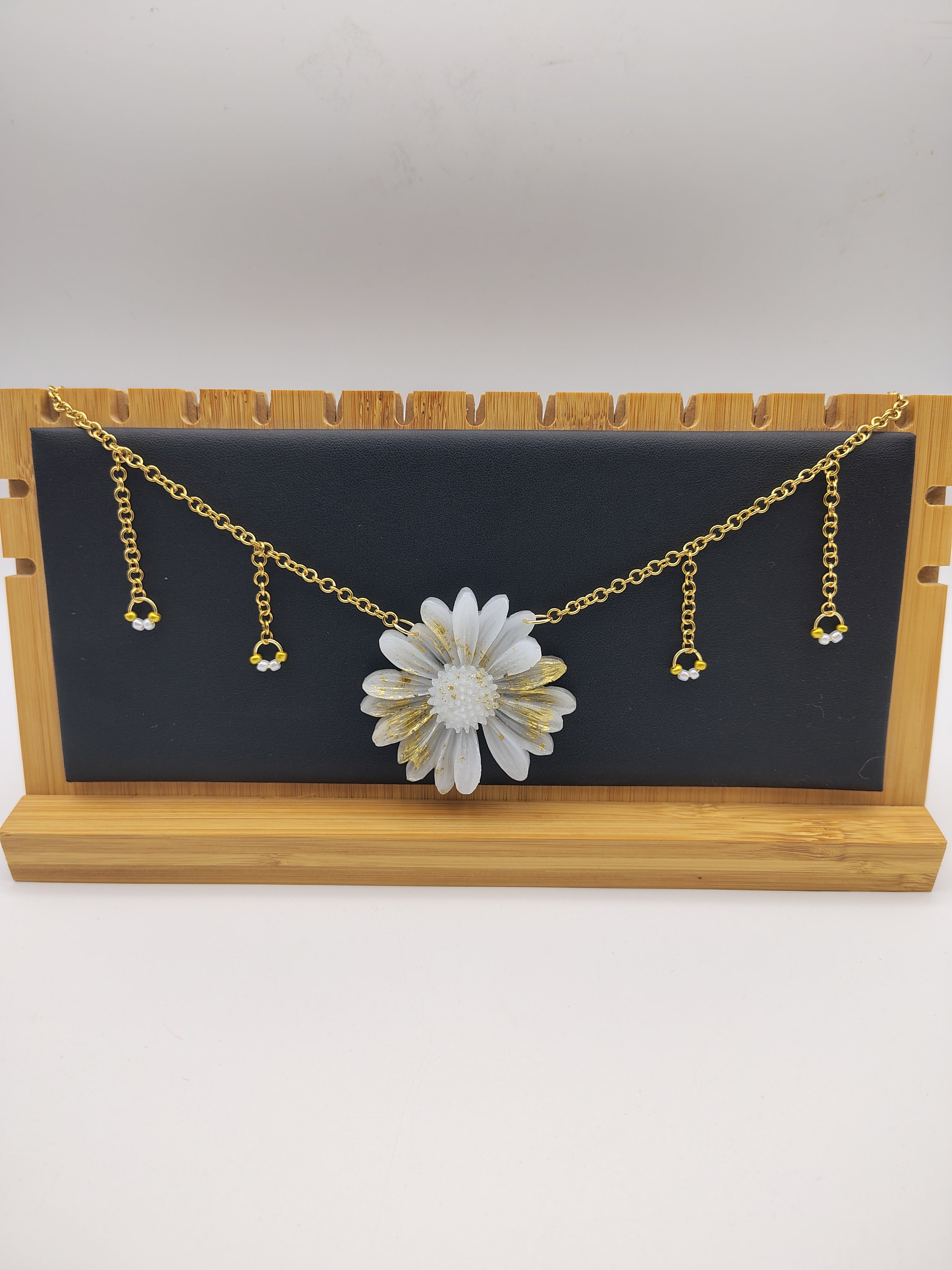 Collier Fleur en résine époxy fait main – Bijou floral artisanal