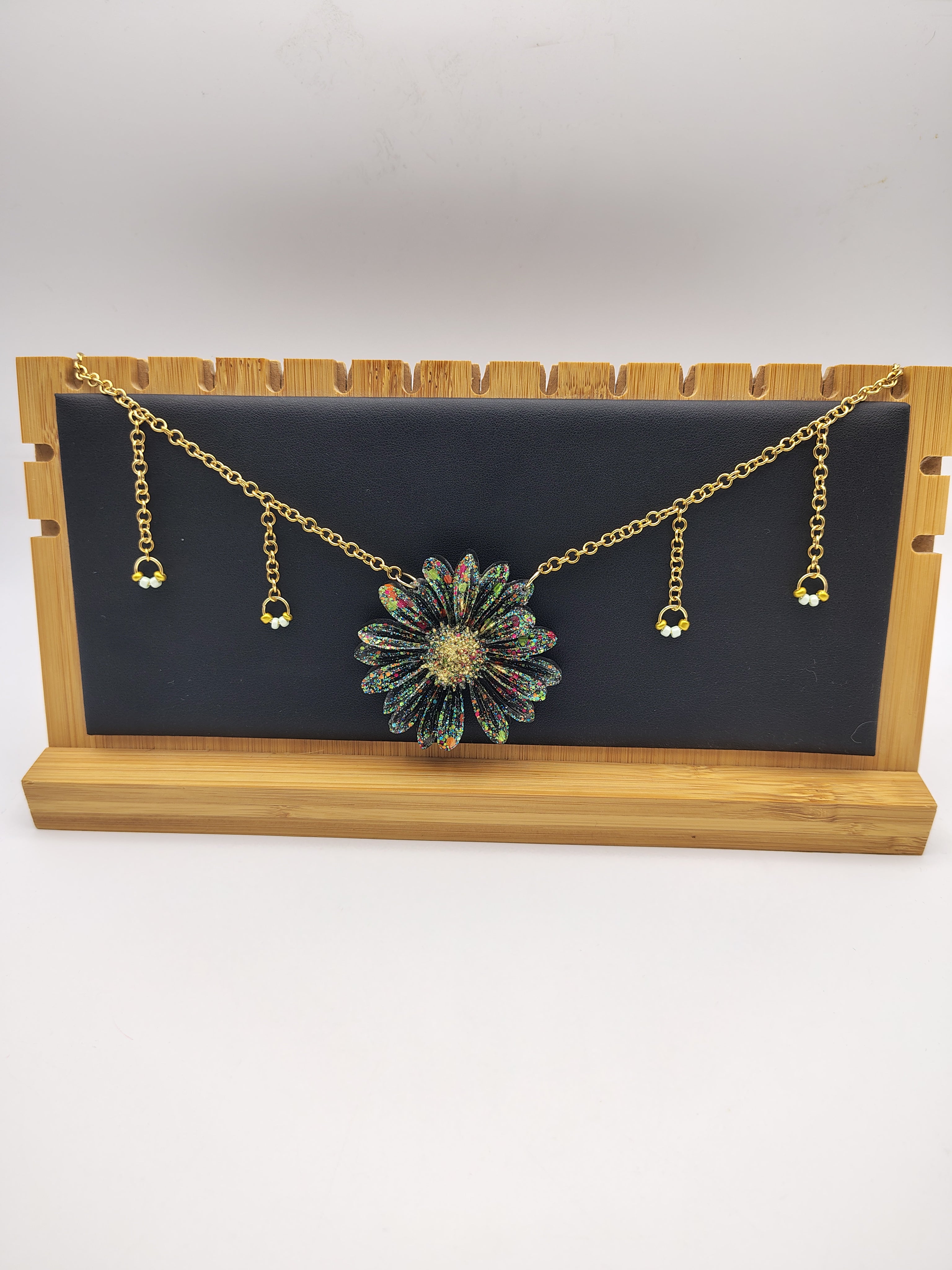 Collier Fleur en résine époxy fait main – Bijou floral artisanal