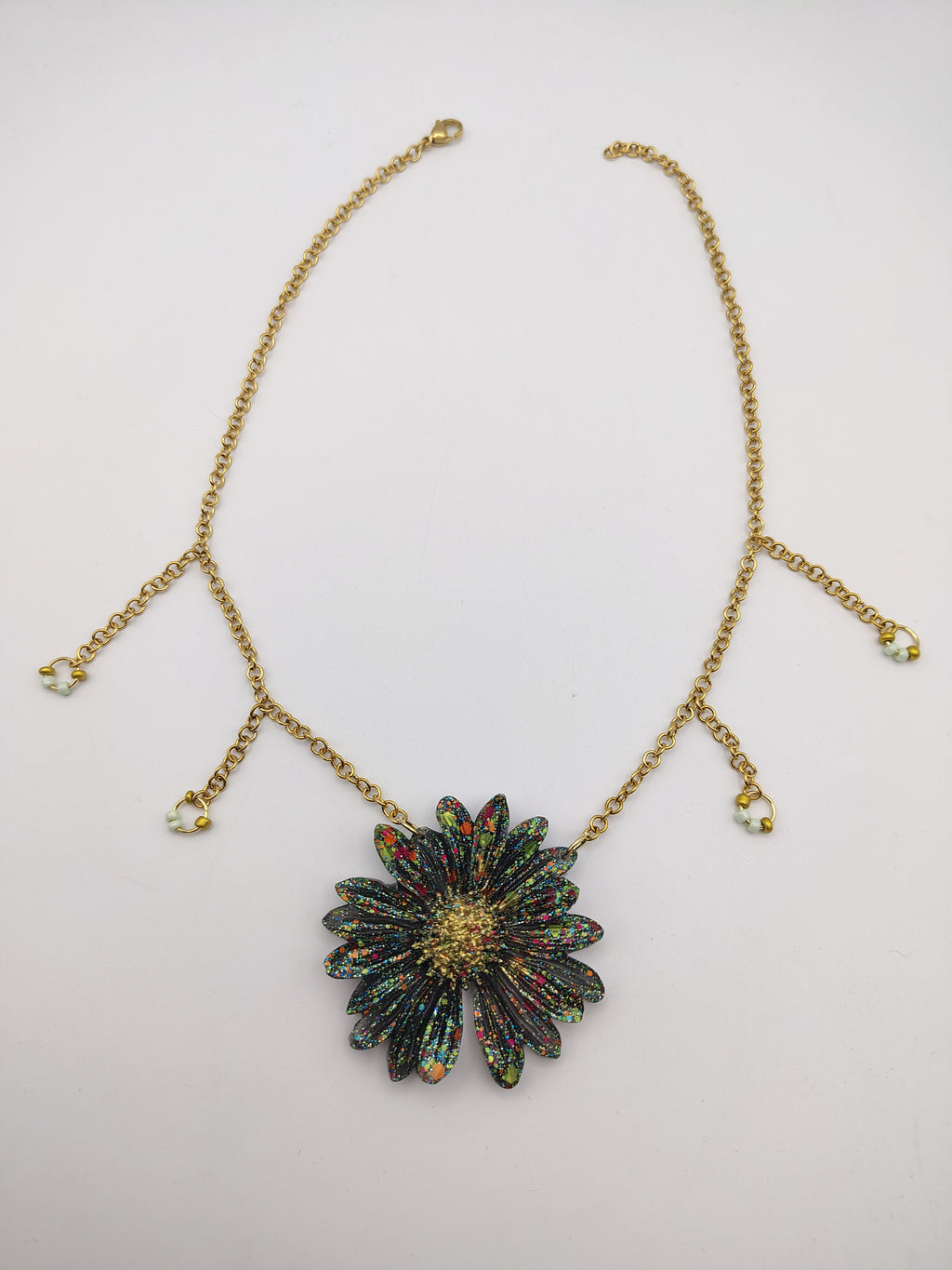 Collier Fleur en résine époxy fait main – Bijou floral artisanal
