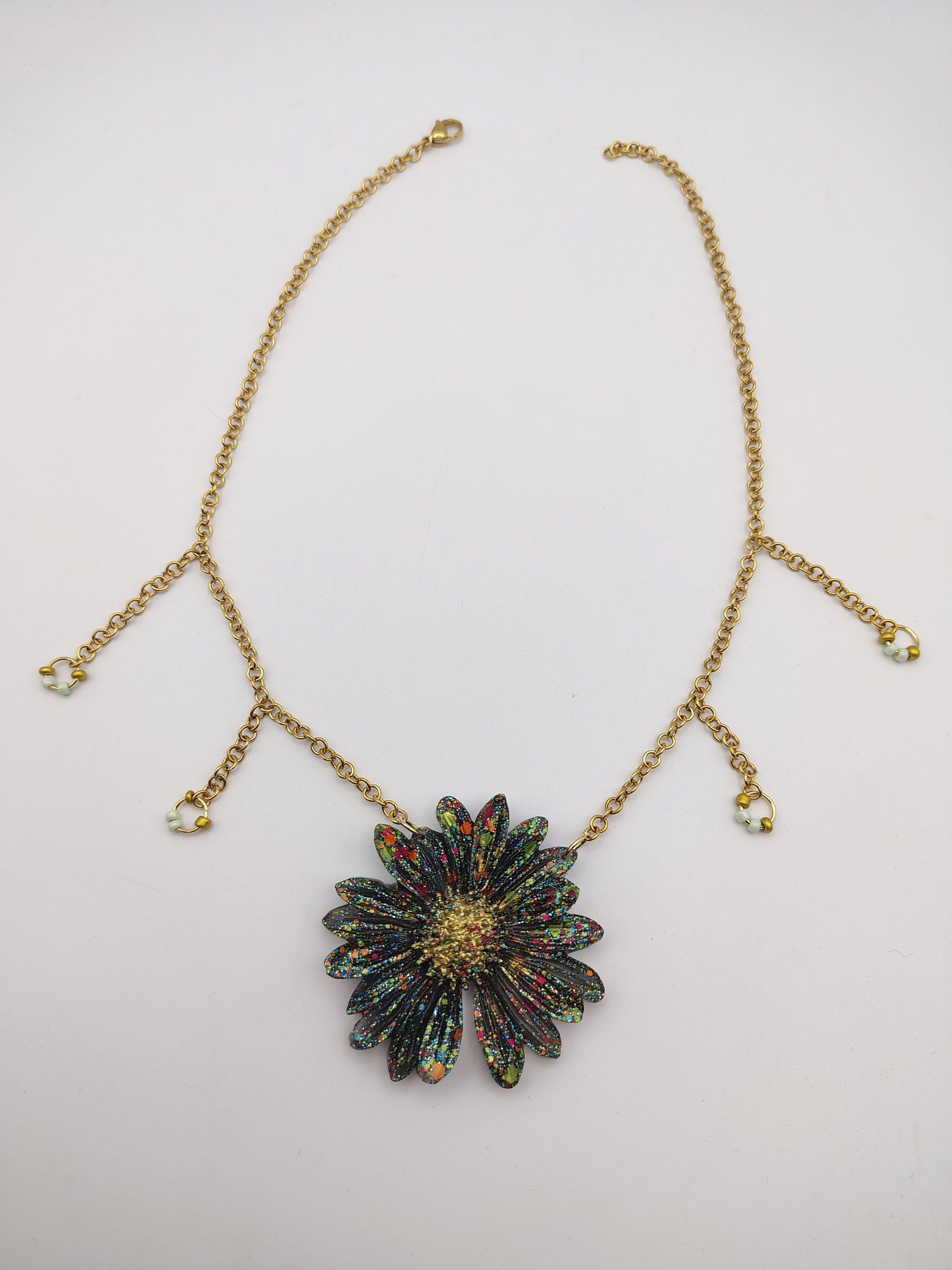 Collier Fleur en résine époxy fait main – Bijou floral artisanal