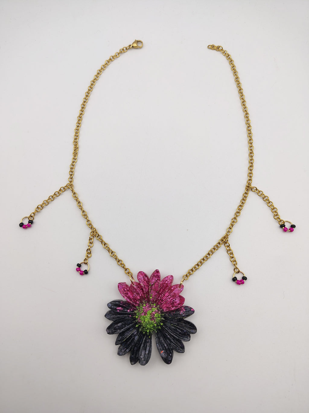 Collier Fleur en résine époxy fait main – Bijou floral artisanal
