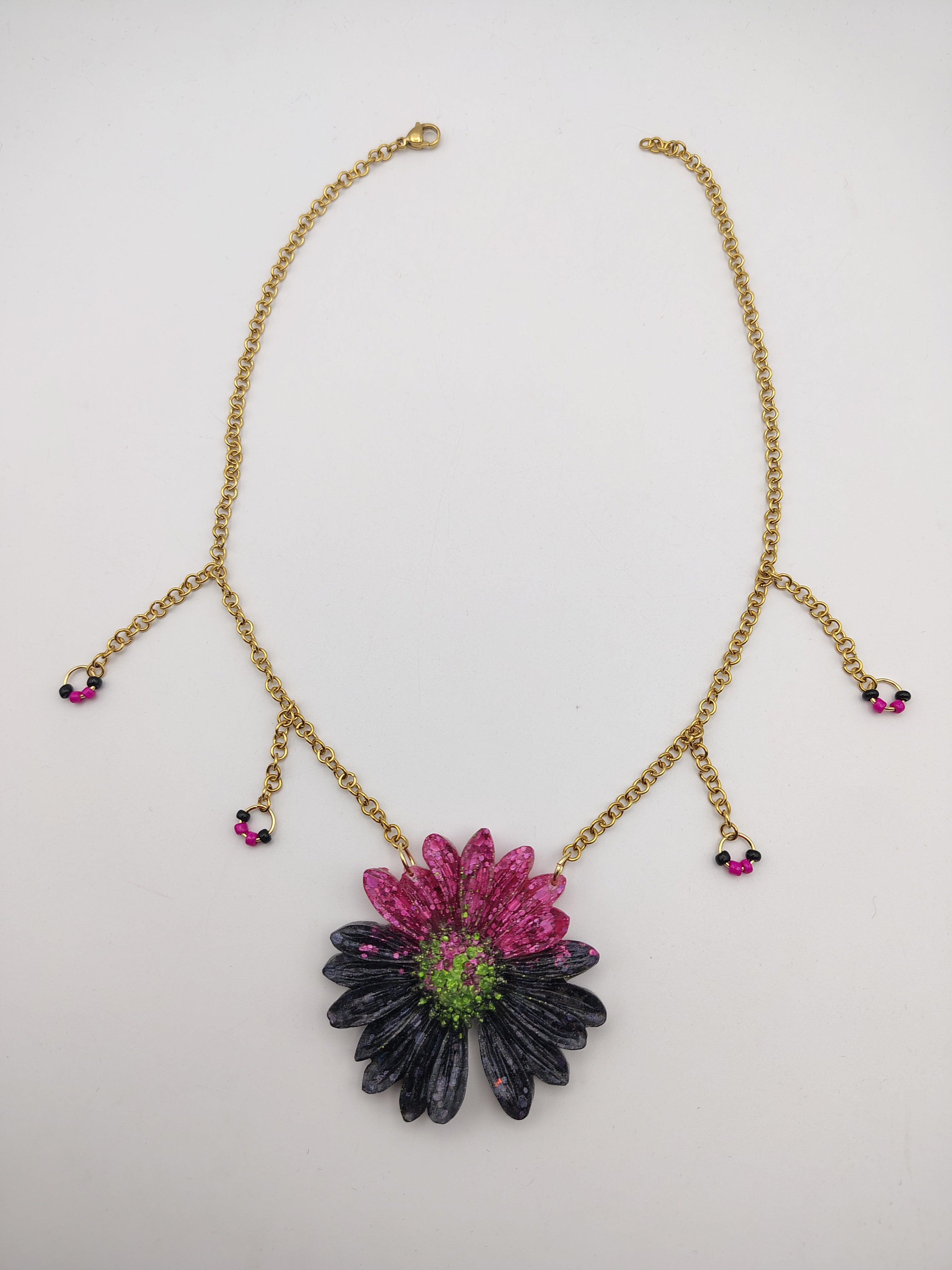 Collier Fleur en résine époxy fait main – Bijou floral artisanal
