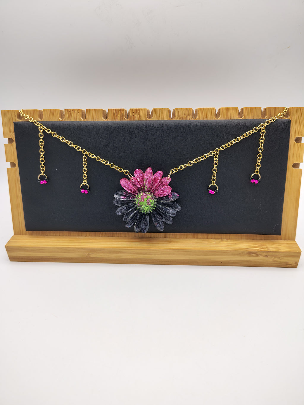Collier Fleur en résine époxy fait main – Bijou floral artisanal