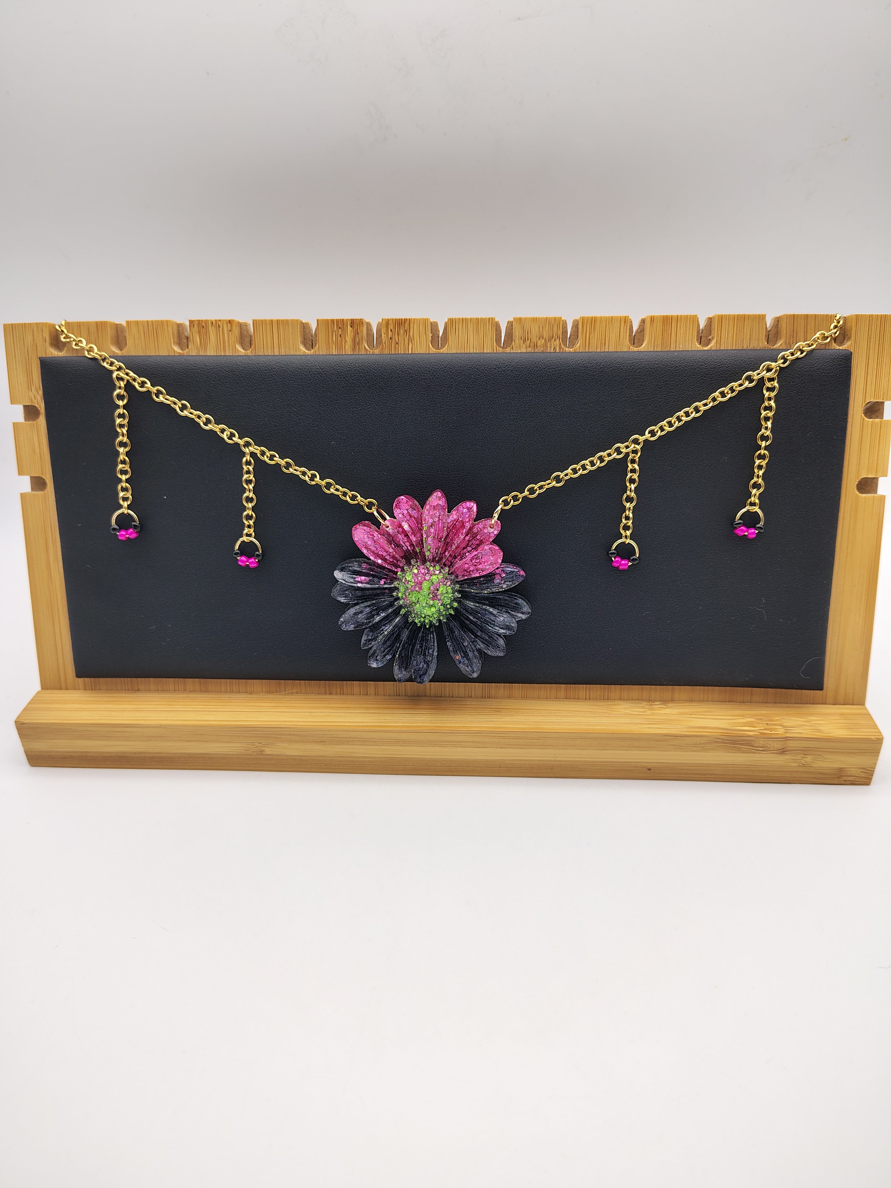 Collier Fleur en résine époxy fait main – Bijou floral artisanal