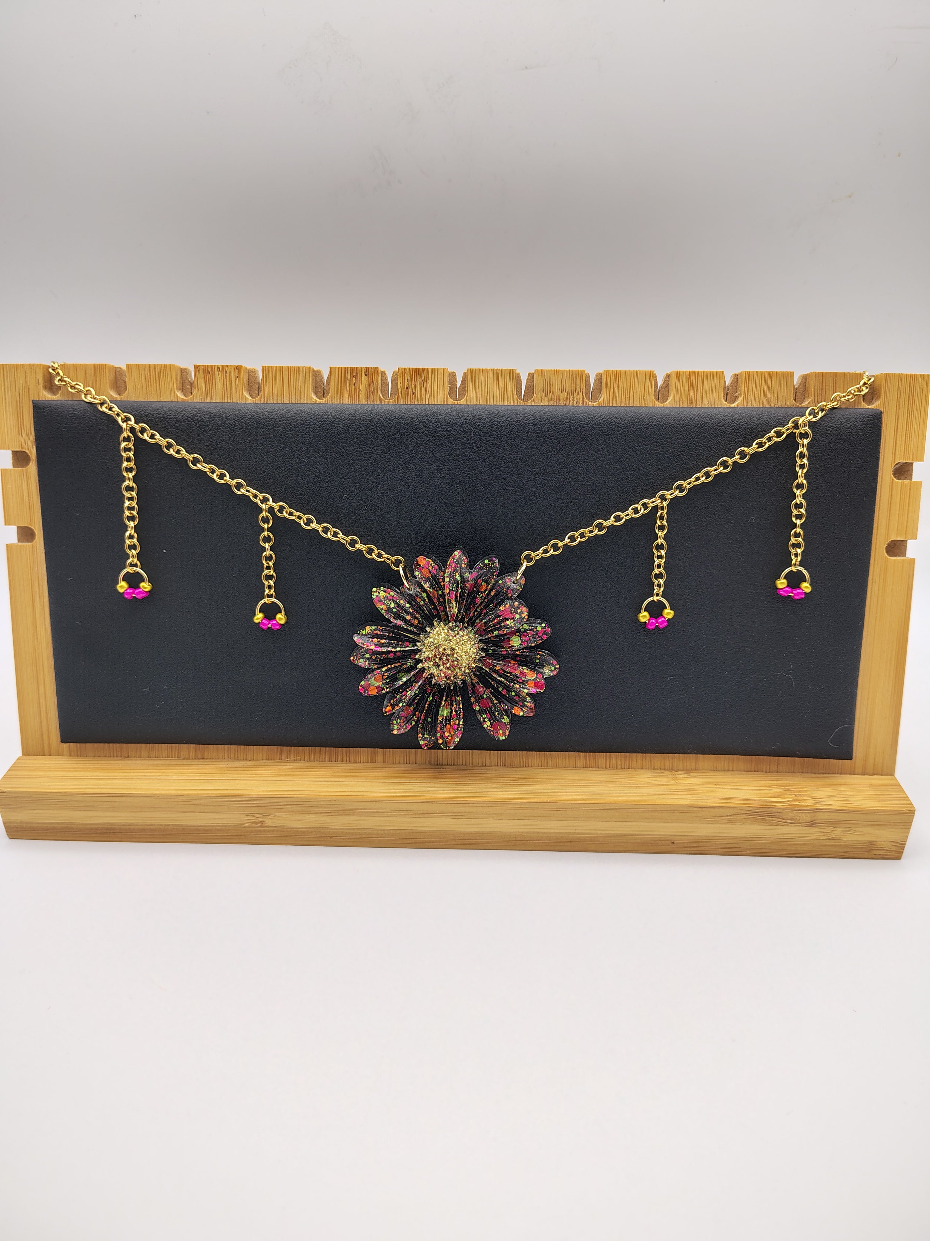 Collier Fleur en résine époxy fait main – Bijou floral artisanal