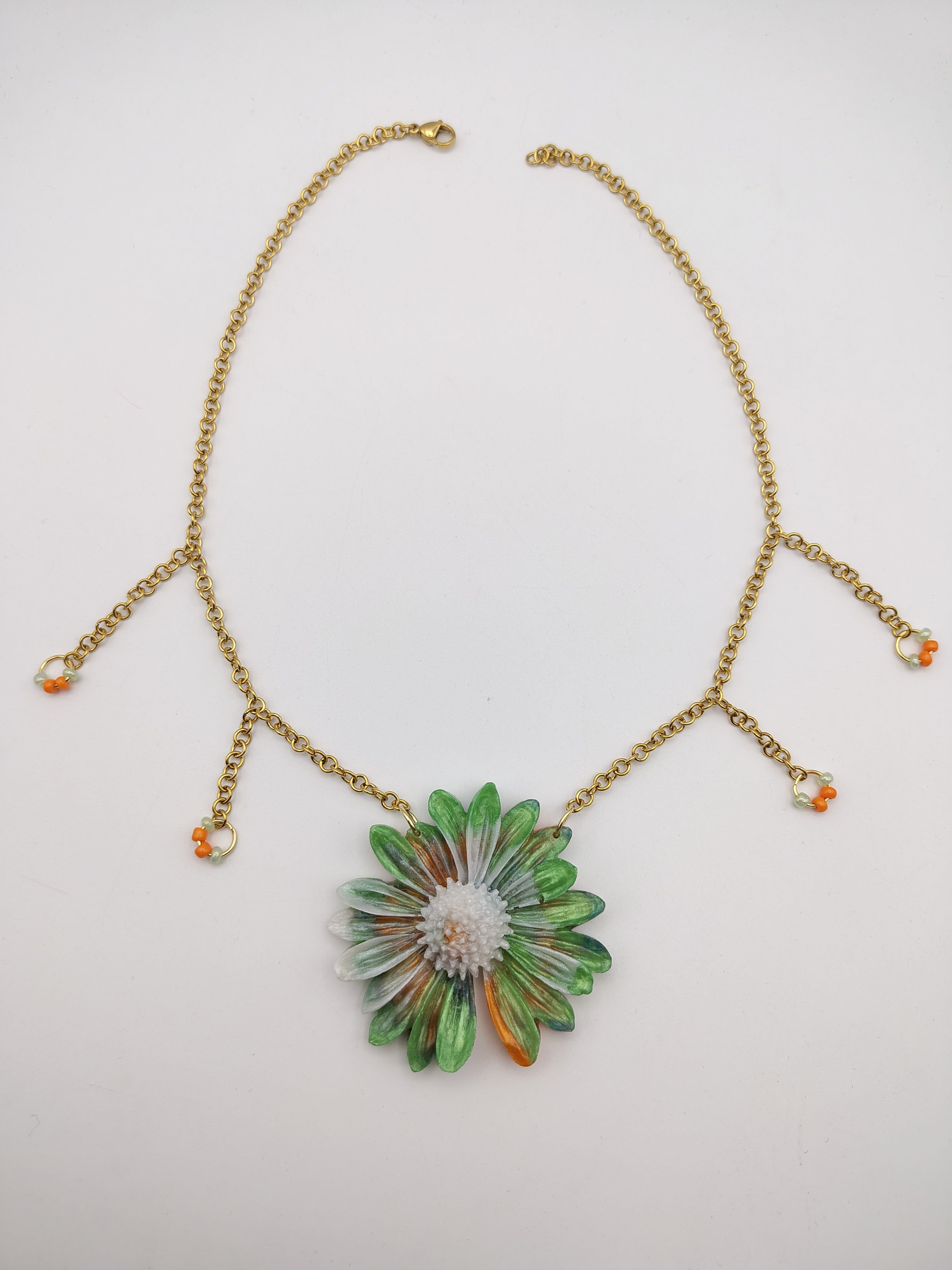 Collier Fleur en résine époxy fait main – Bijou floral artisanal