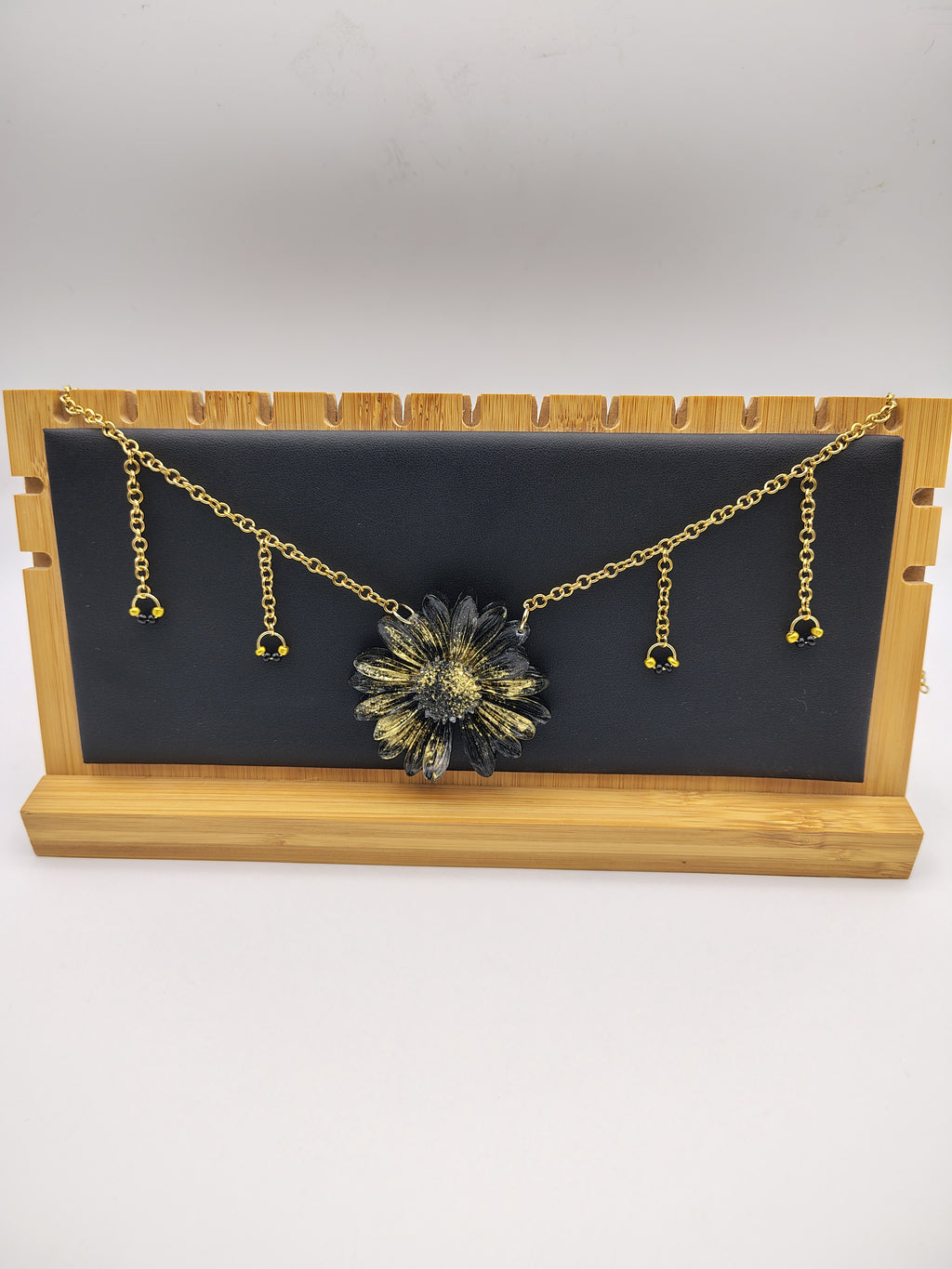 Collier Fleur en résine époxy fait main – Bijou floral artisanal