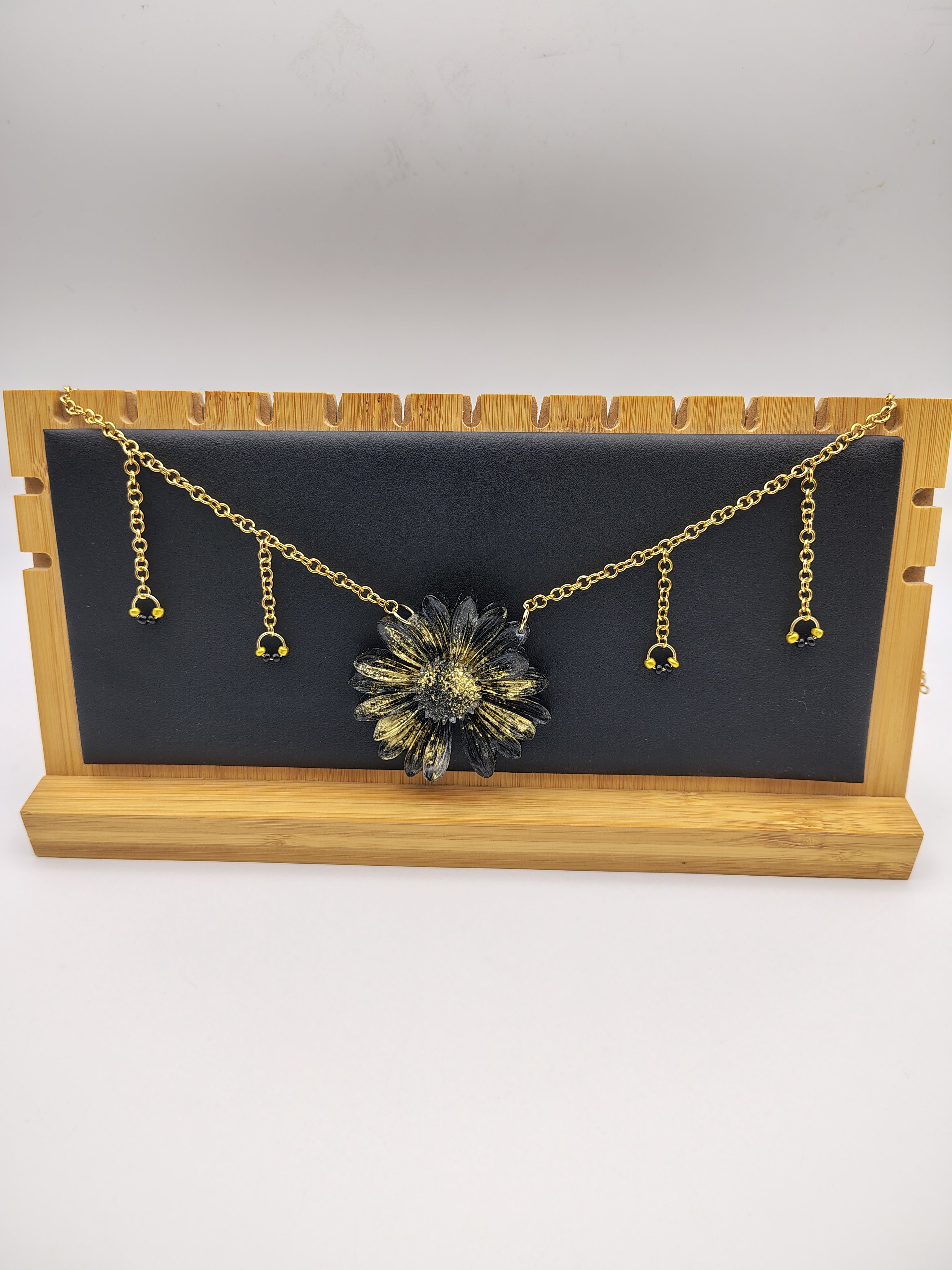Collier Fleur en résine époxy fait main – Bijou floral artisanal