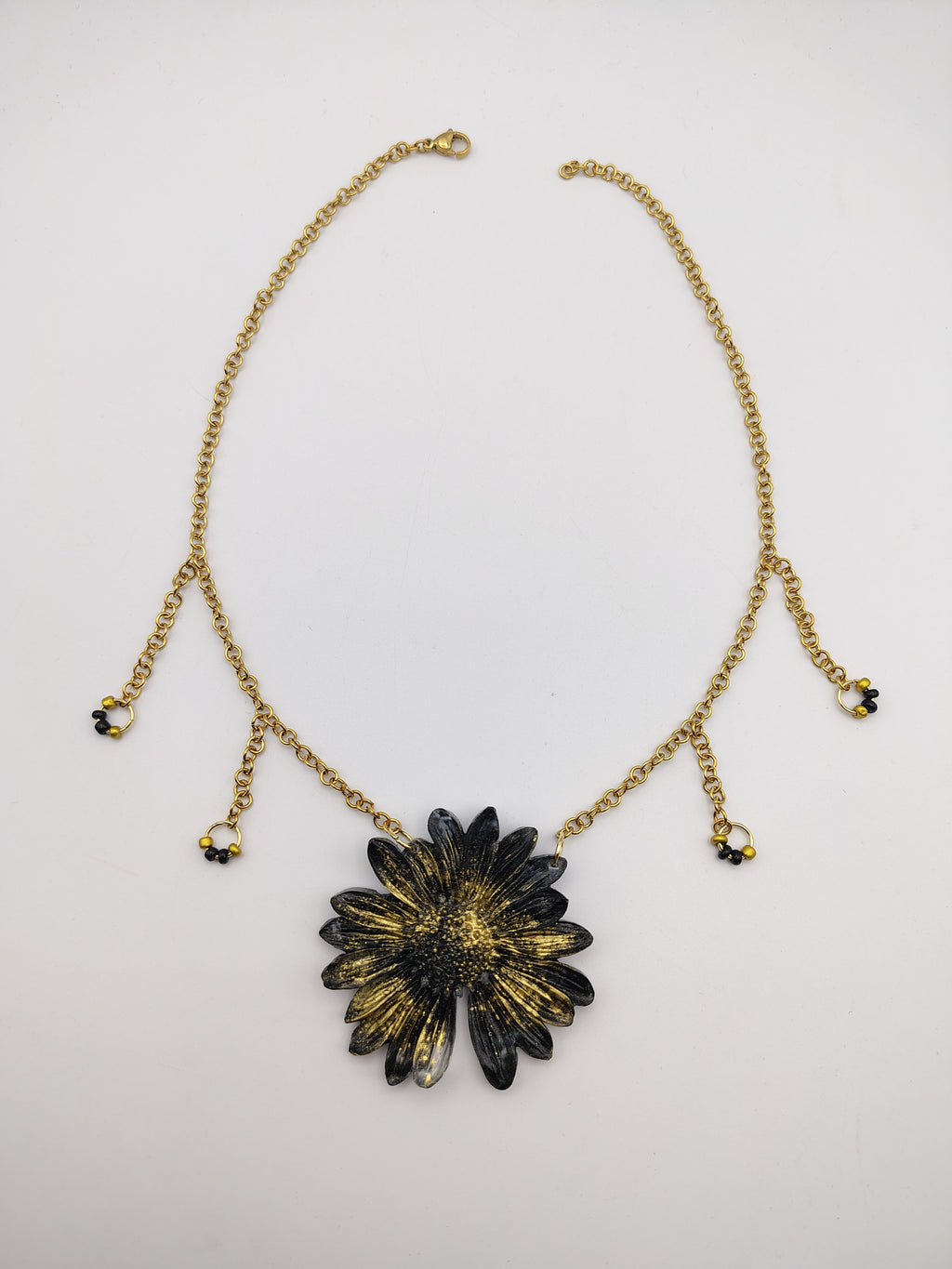Collier Fleur en résine époxy fait main – Bijou floral artisanal