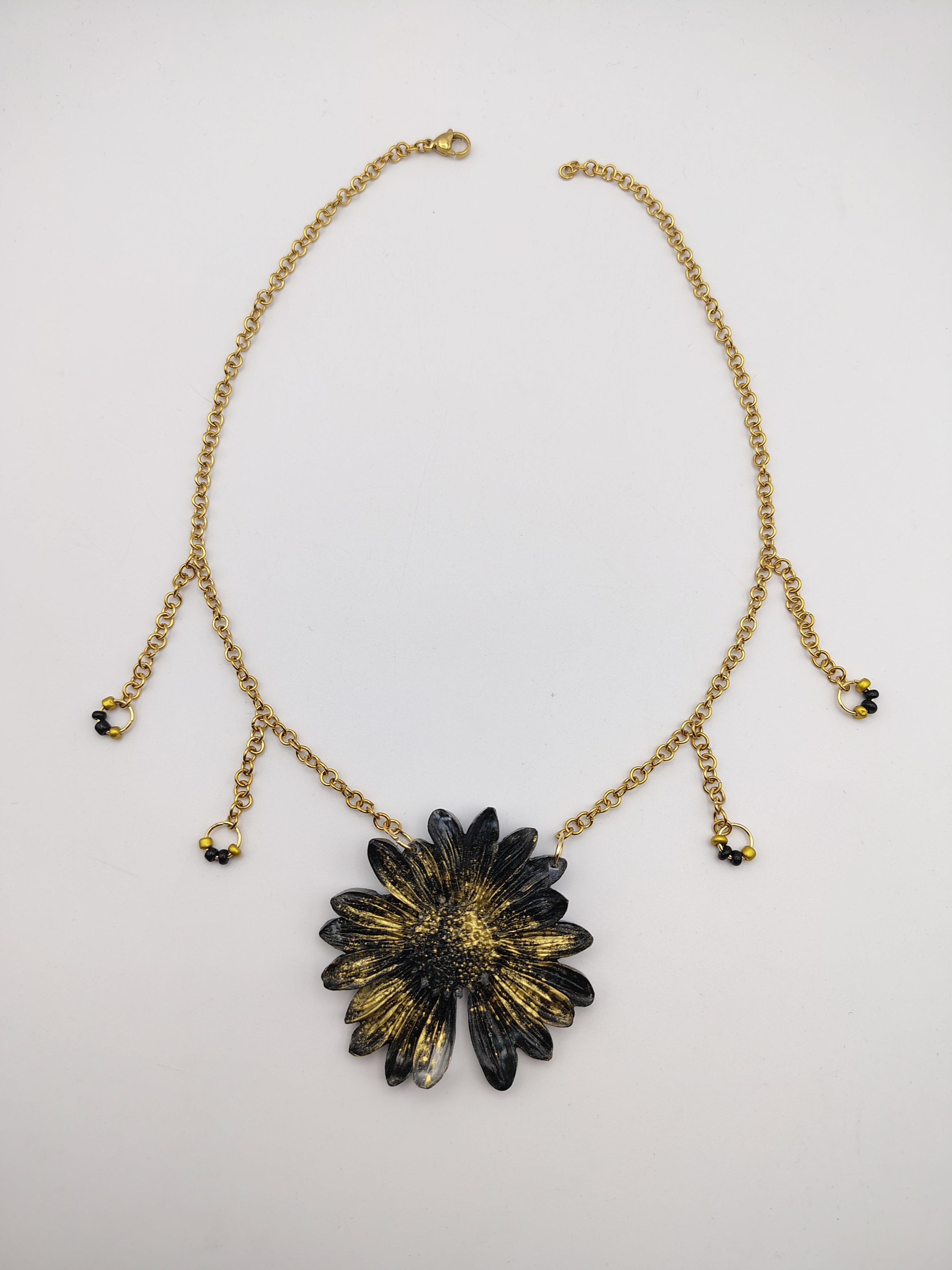 Collier Fleur en résine époxy fait main – Bijou floral artisanal