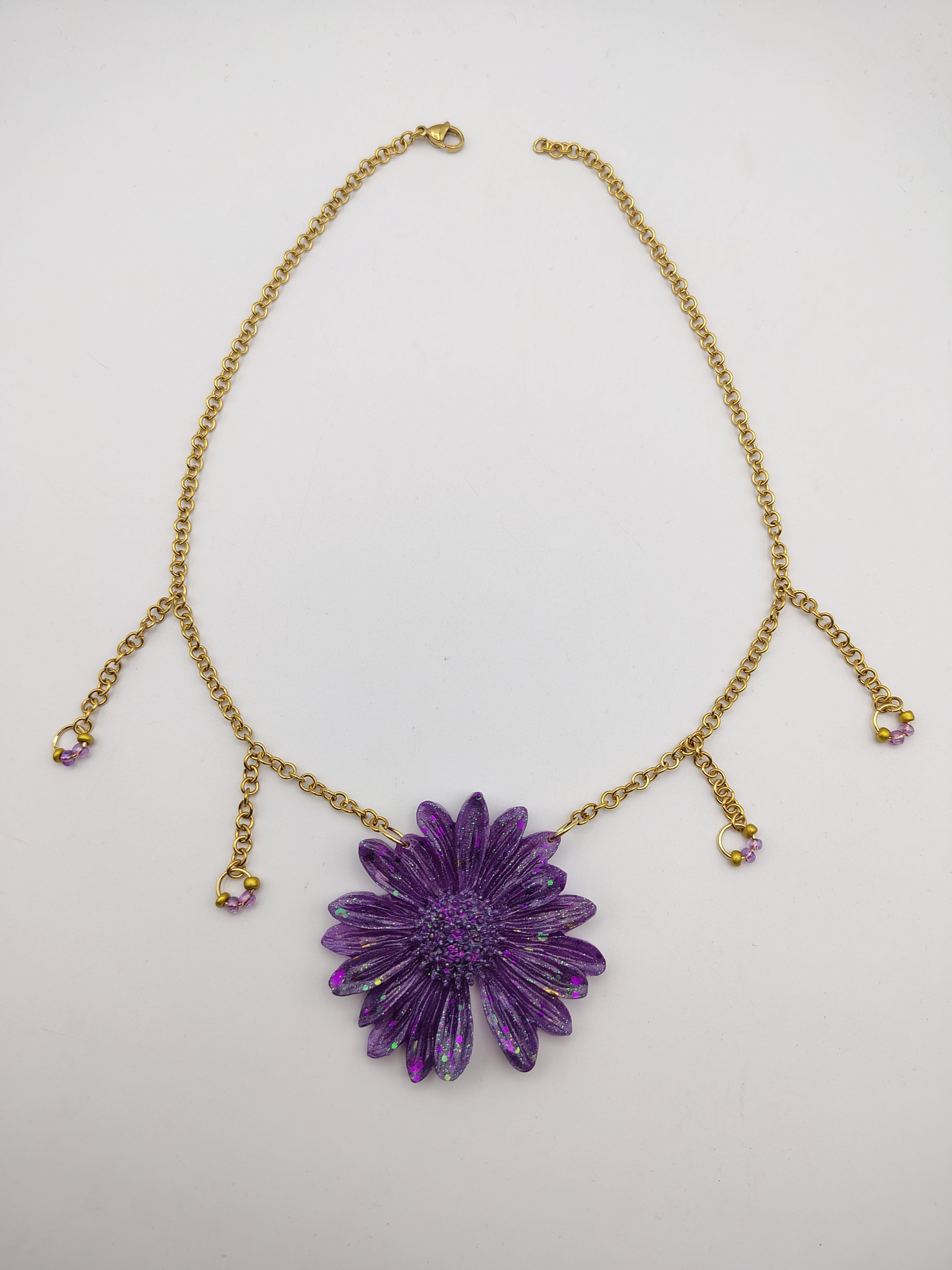 Collier Fleur en résine époxy fait main – Bijou floral artisanal