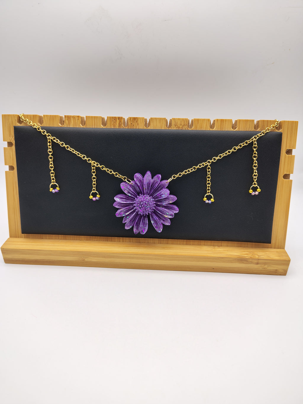Collier Fleur en résine époxy fait main – Bijou floral artisanal