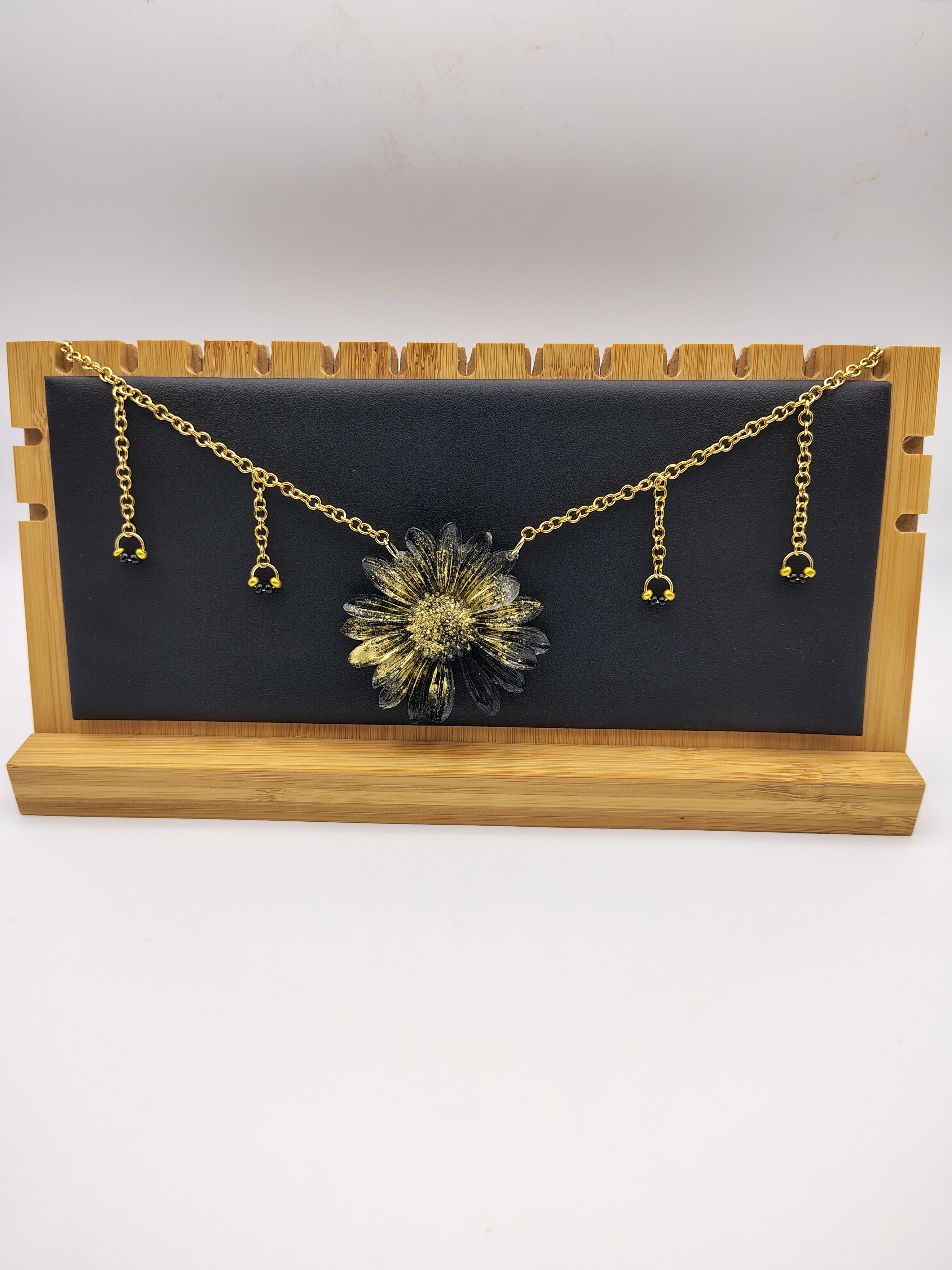 Collier Fleur en résine époxy fait main – Bijou floral artisanal