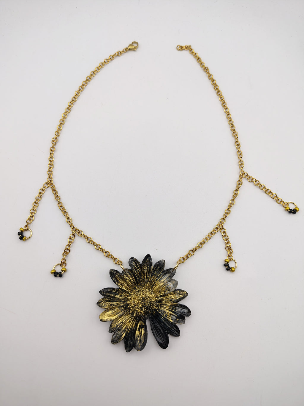 Collier Fleur en résine époxy fait main – Bijou floral artisanal