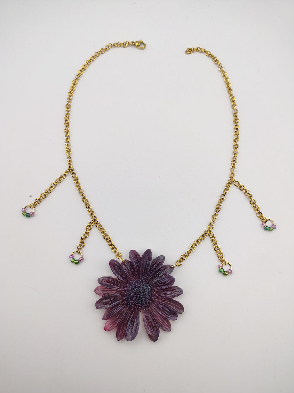 Collier Fleur en résine époxy fait main – Bijou floral artisanal