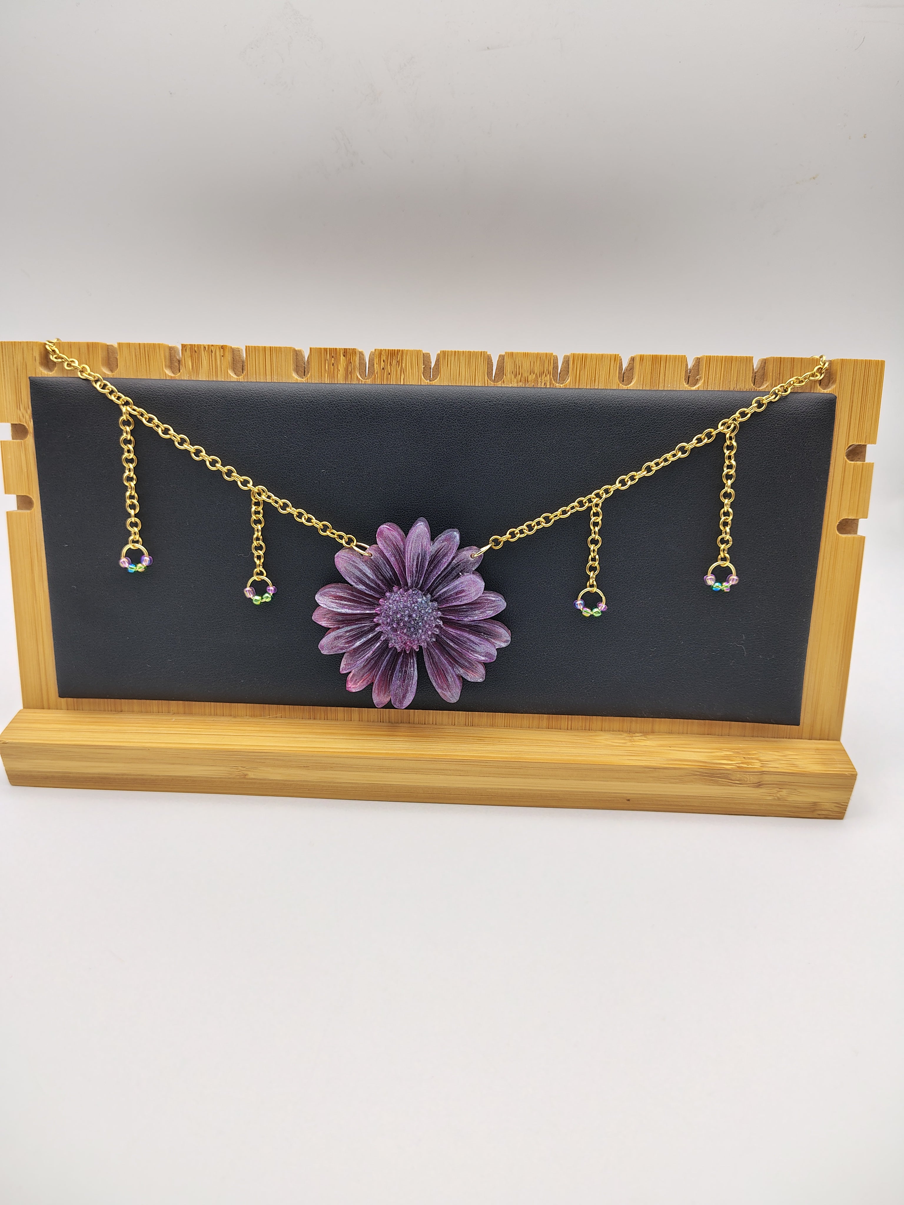 Collier Fleur en résine époxy fait main – Bijou floral artisanal