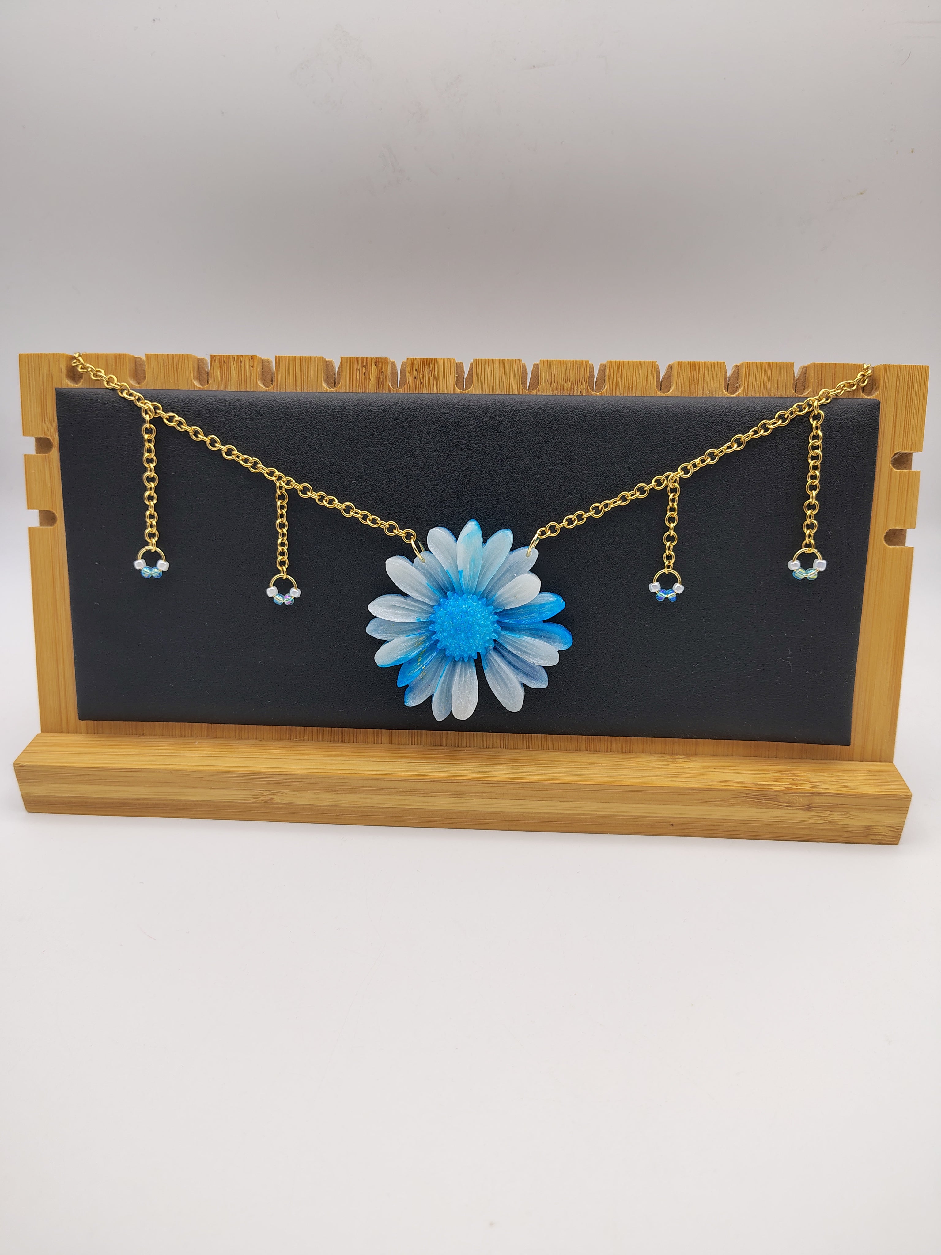 Collier Fleur en résine époxy fait main – Bijou floral artisanal