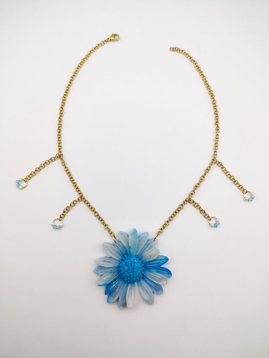 Collier Fleur en résine époxy fait main – Bijou floral artisanal