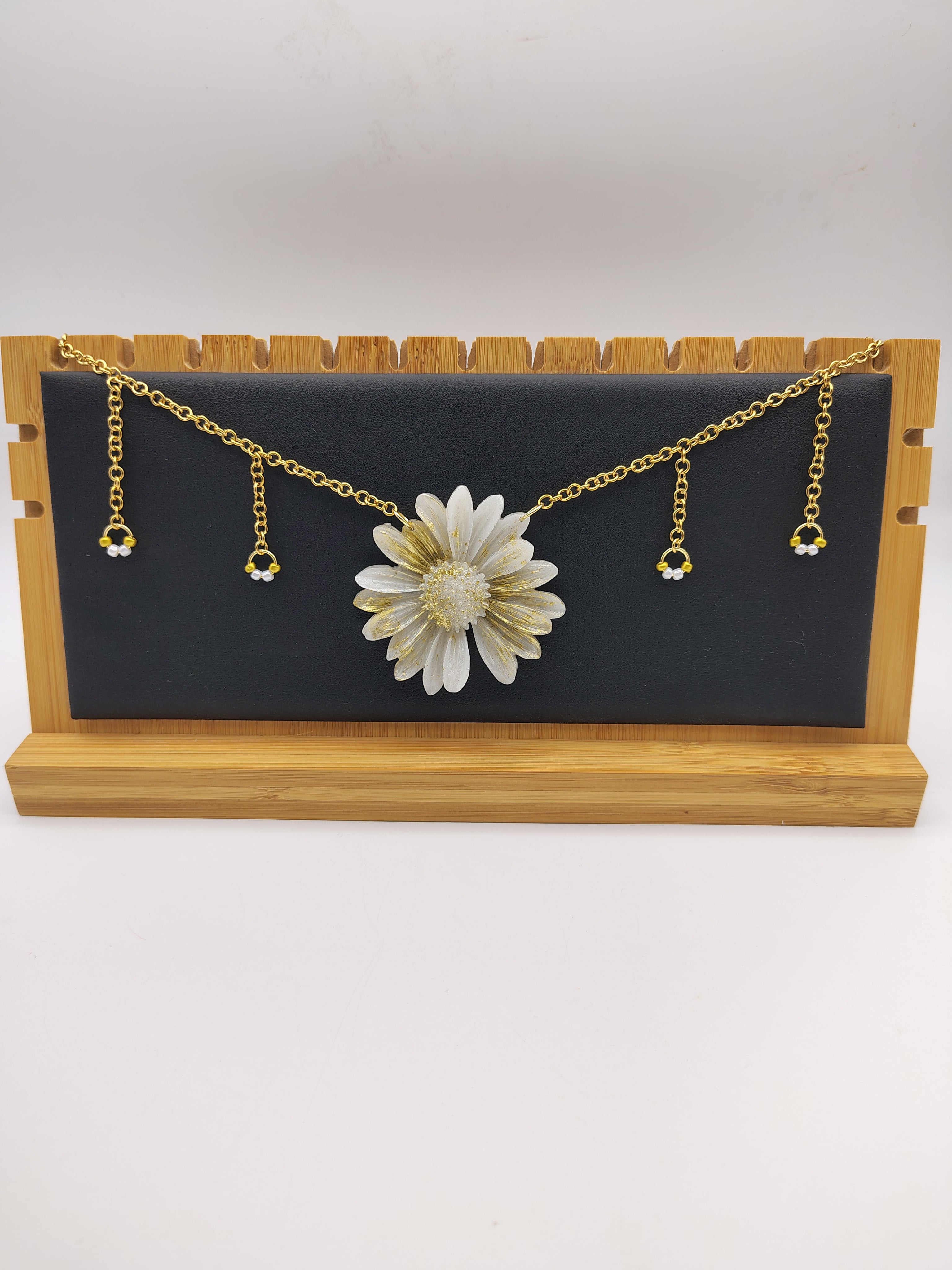 Collier Fleur en résine époxy fait main – Bijou floral artisanal