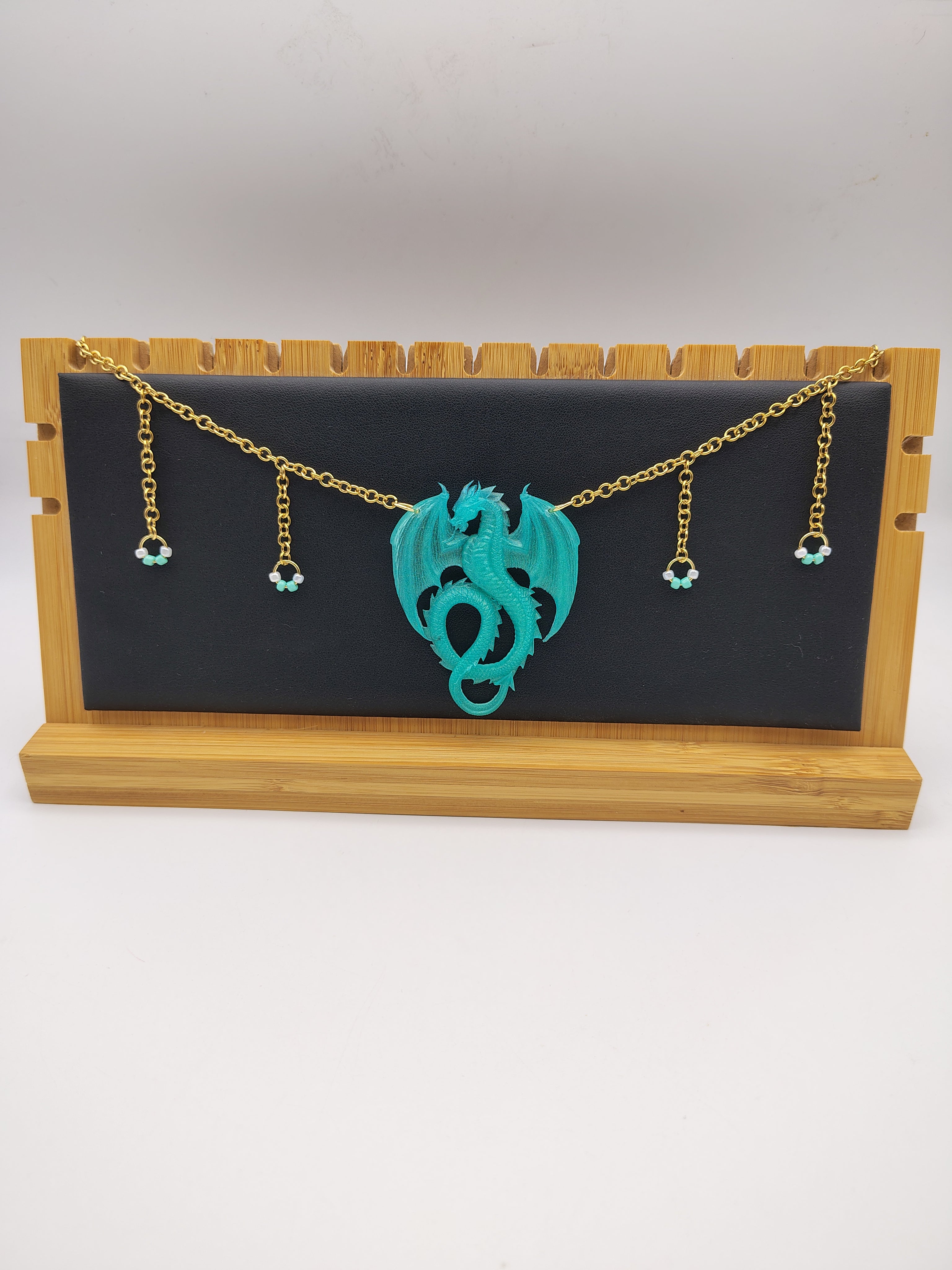 Collier Dragon en résine époxy fait main – Bijou fantasy artisanal