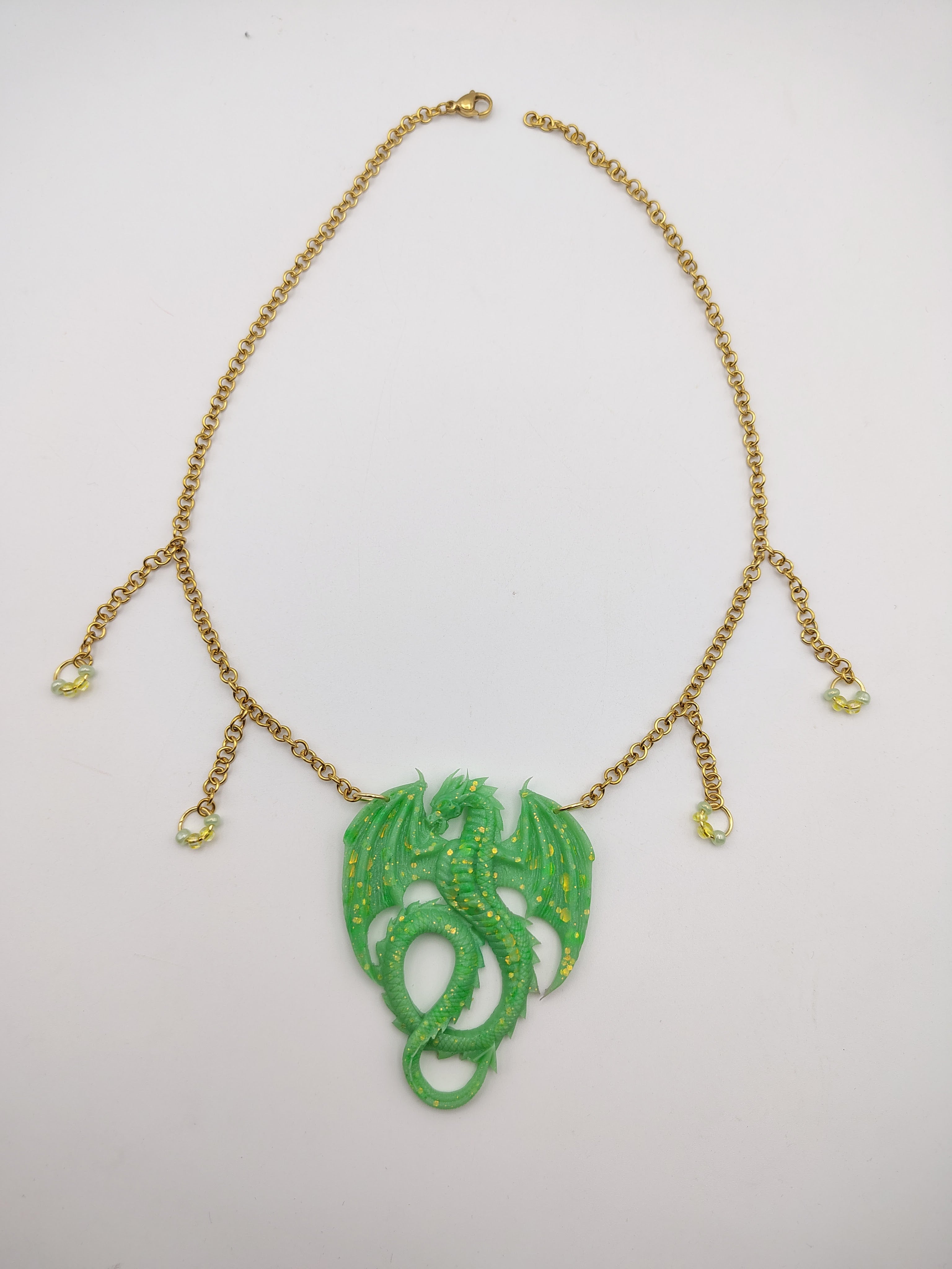 Collier Dragon en résine époxy fait main – Bijou fantasy artisanal
