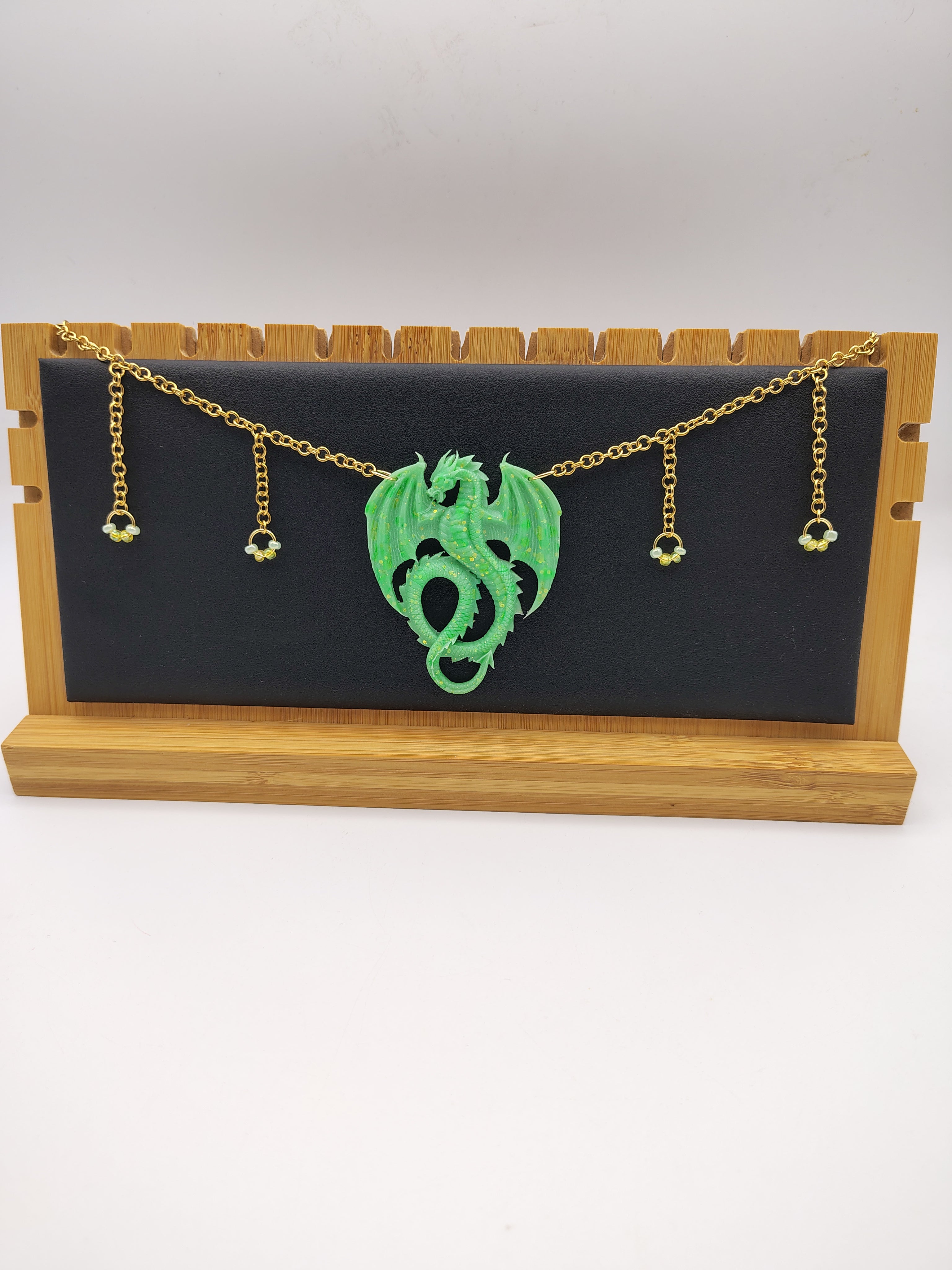 Collier Dragon en résine époxy fait main – Bijou fantasy artisanal