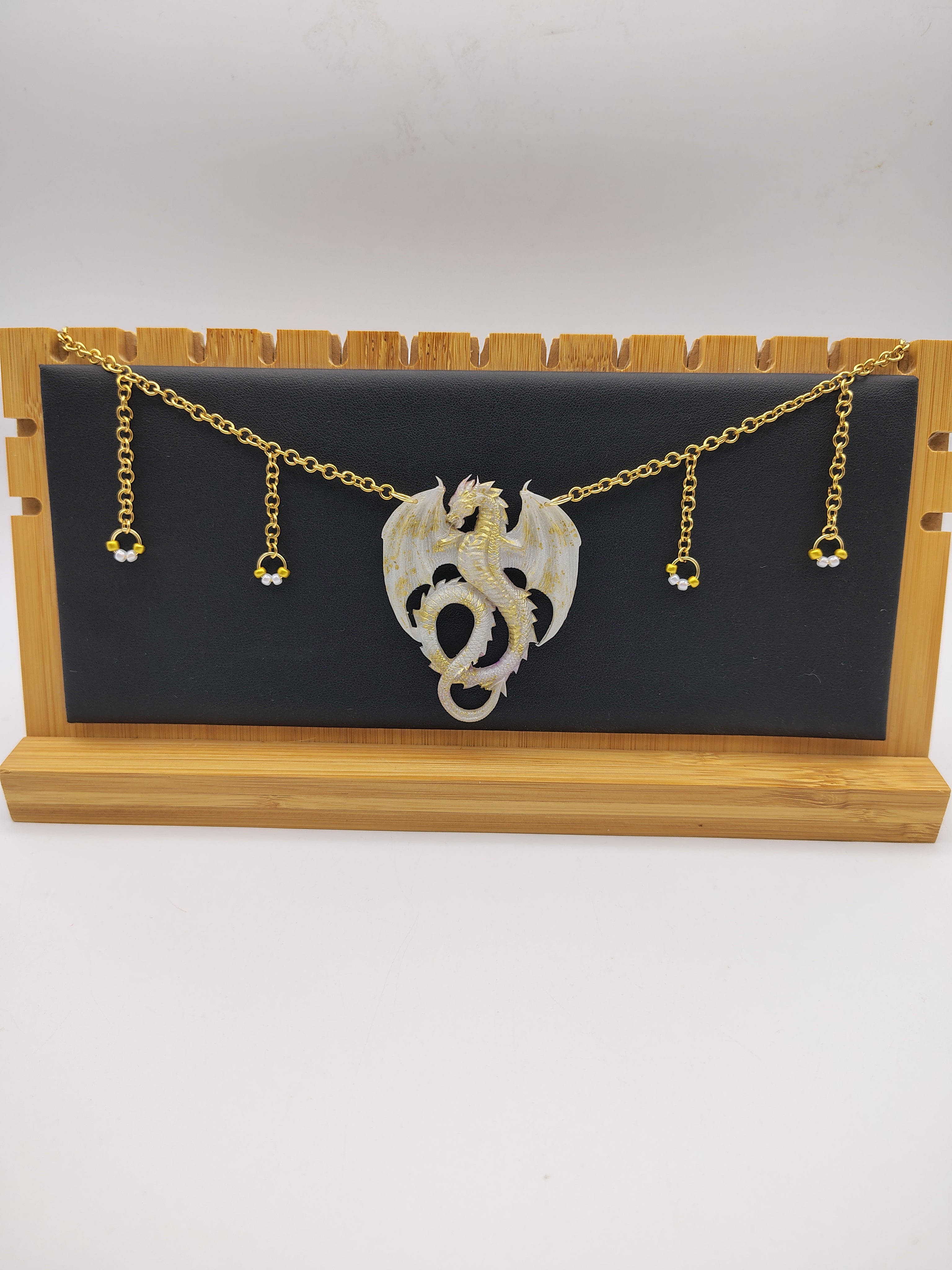 Collier Dragon en résine époxy fait main – Bijou fantasy artisanal