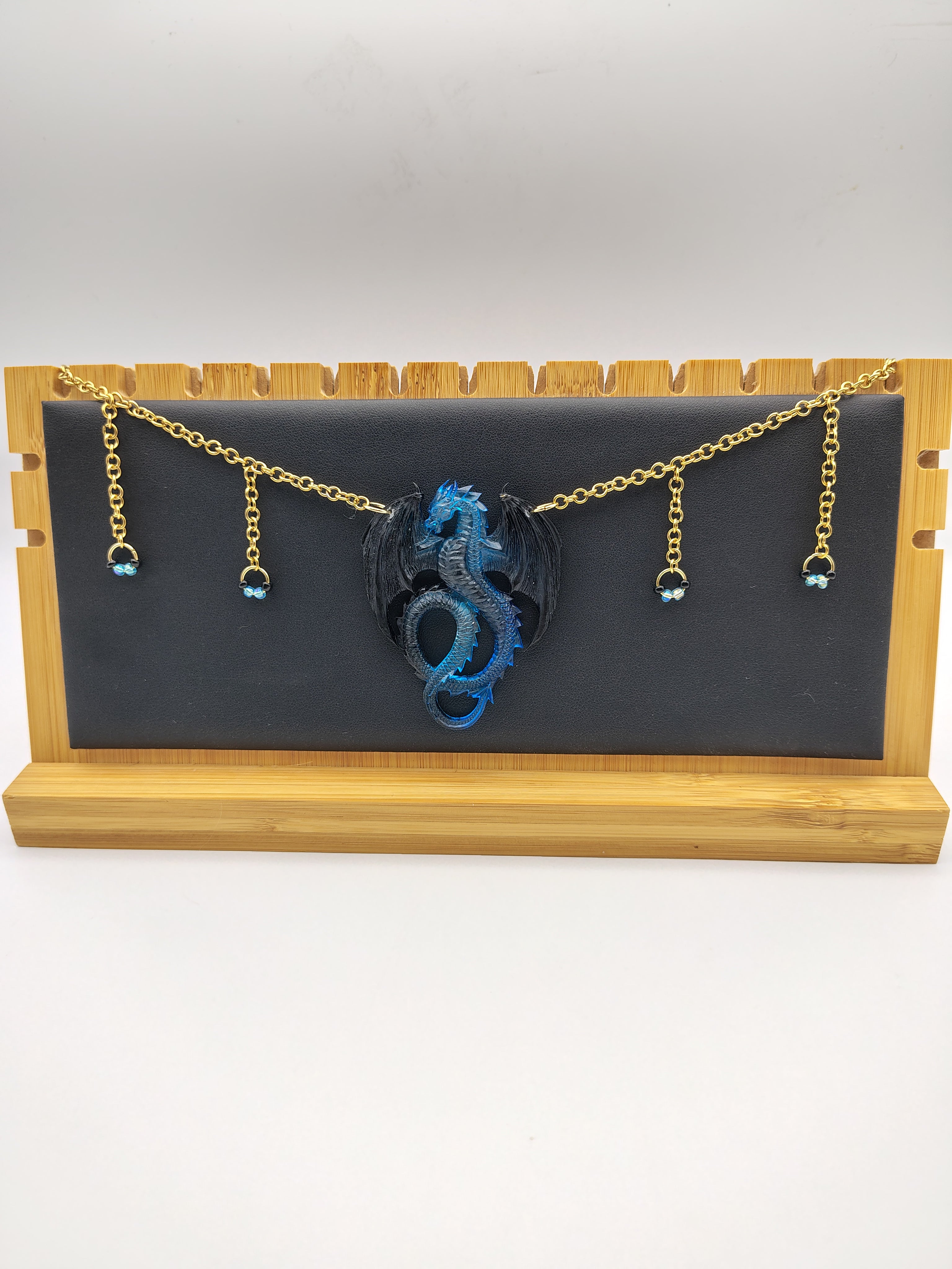 Collier Dragon en résine époxy fait main – Bijou fantasy artisanal