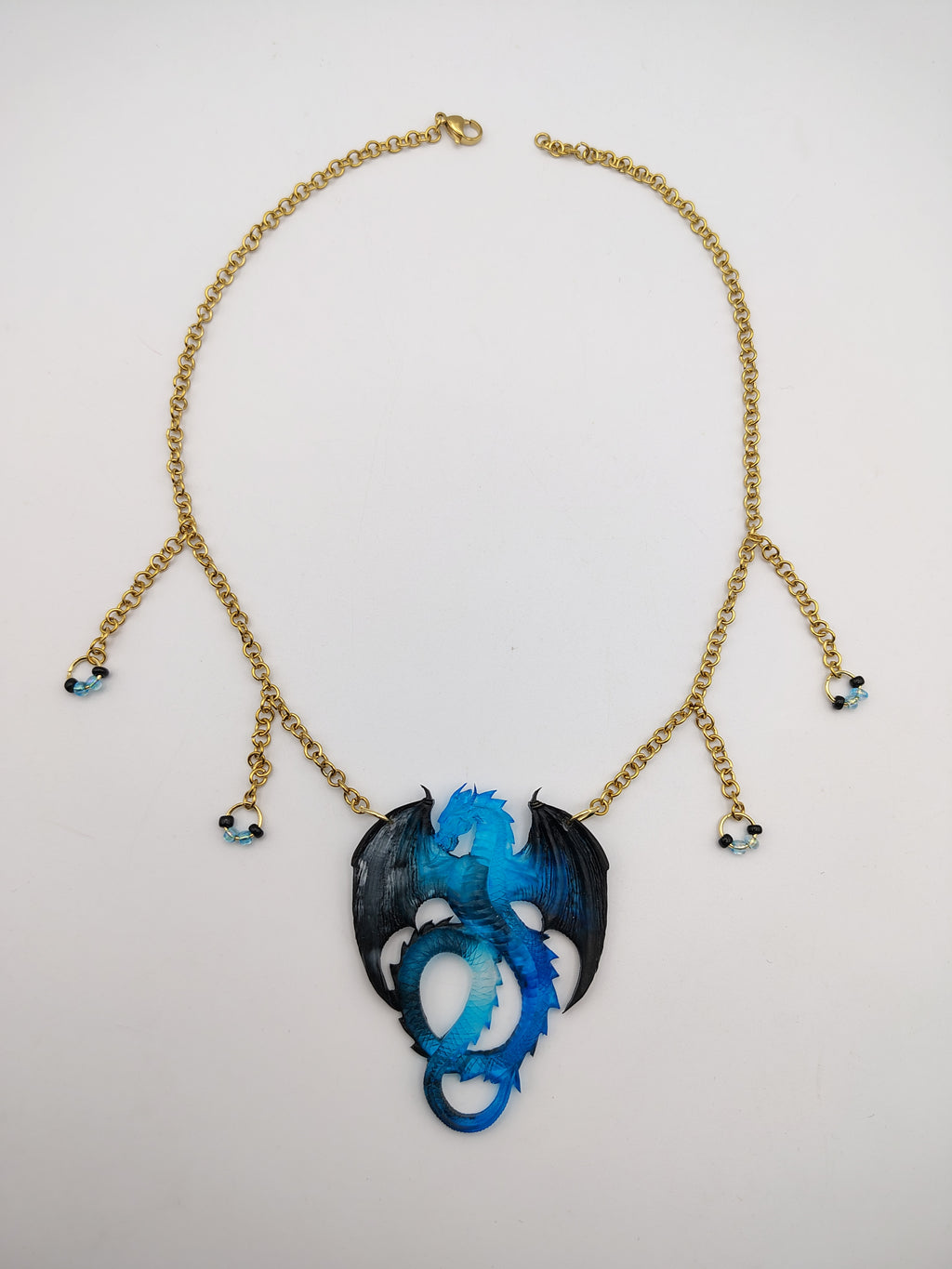 Collier Dragon en résine époxy fait main – Bijou fantasy artisanal
